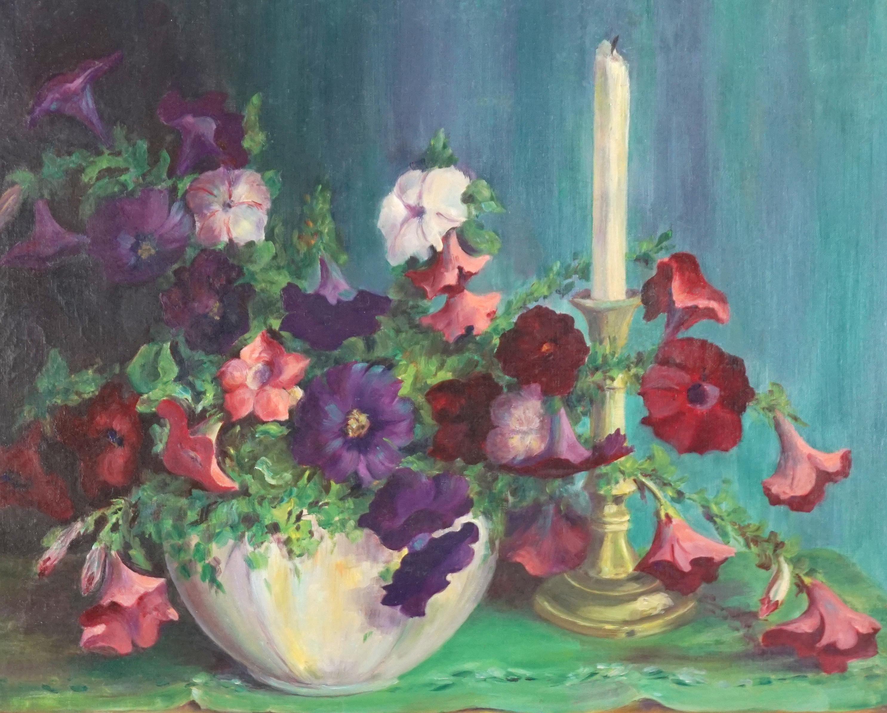 Nature morte florale vibrante des années 1930 avec petunias et bougeoir - Painting de Jennie Thatcher Crawford