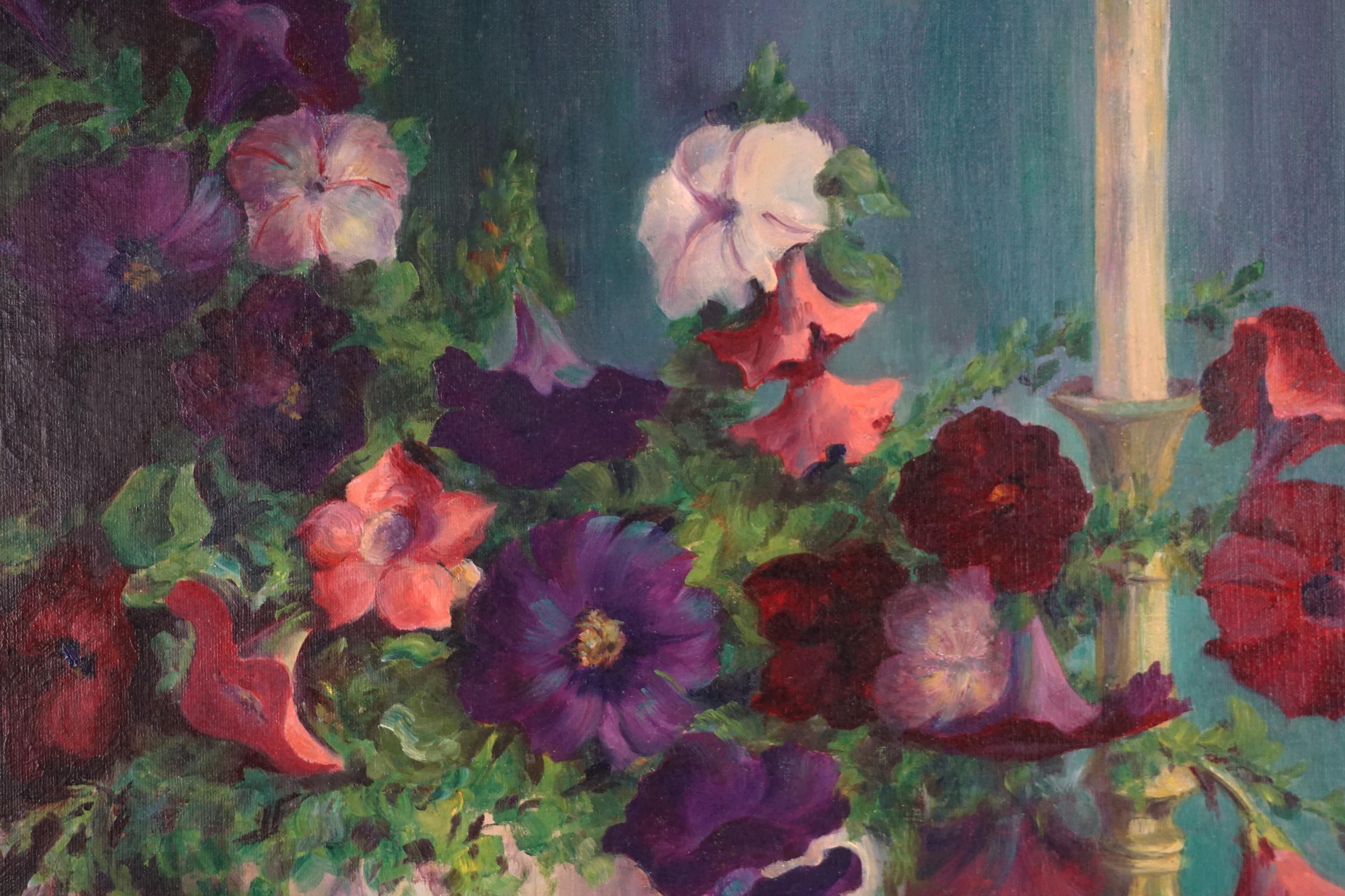 Leuchtend geblümtes Stillleben mit Petunias und Kerzenständer aus den 1930er Jahren (Amerikanischer Impressionismus), Painting, von Jennie Thatcher Crawford