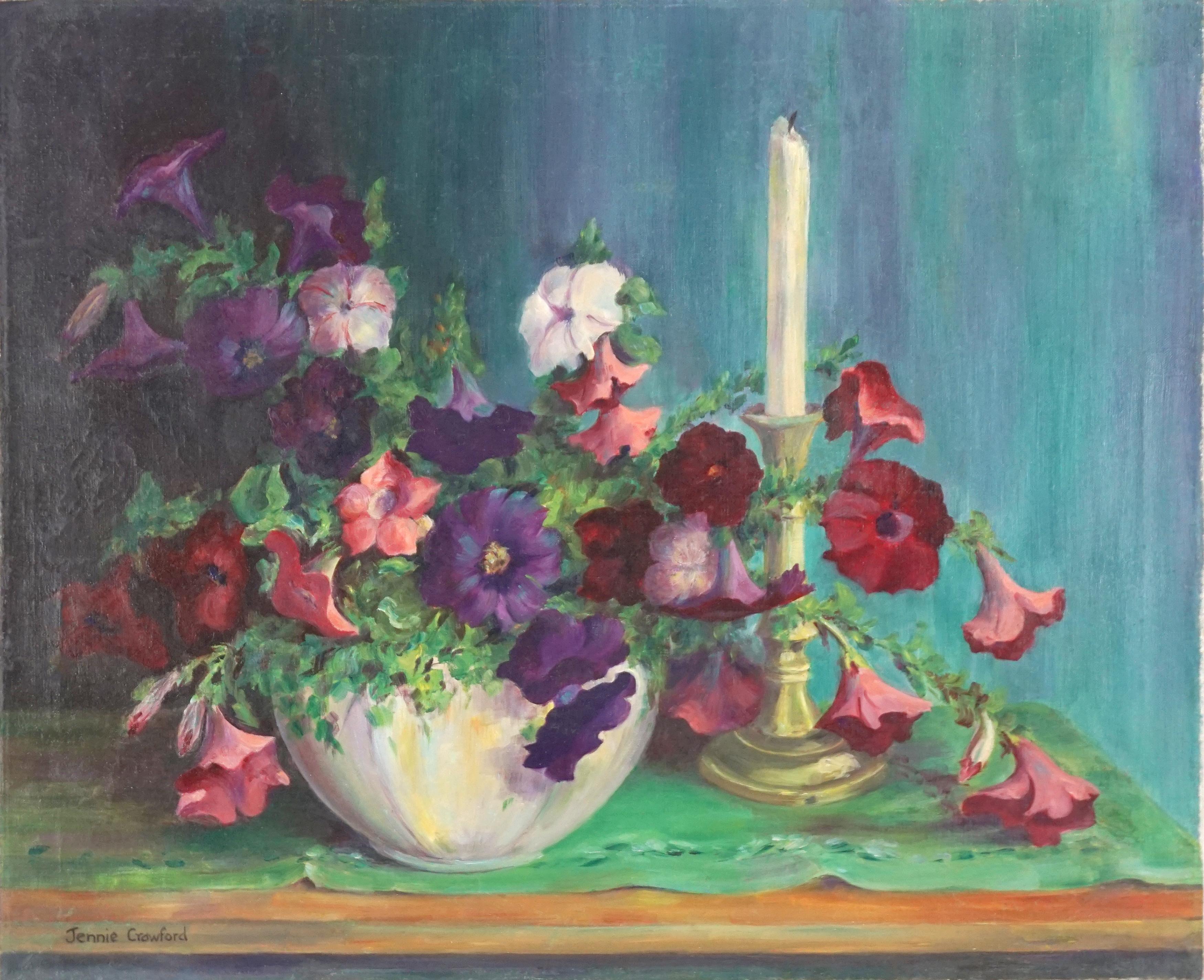 Jennie Thatcher Crawford Interior Painting – Leuchtend geblümtes Stillleben mit Petunias und Kerzenständer aus den 1930er Jahren