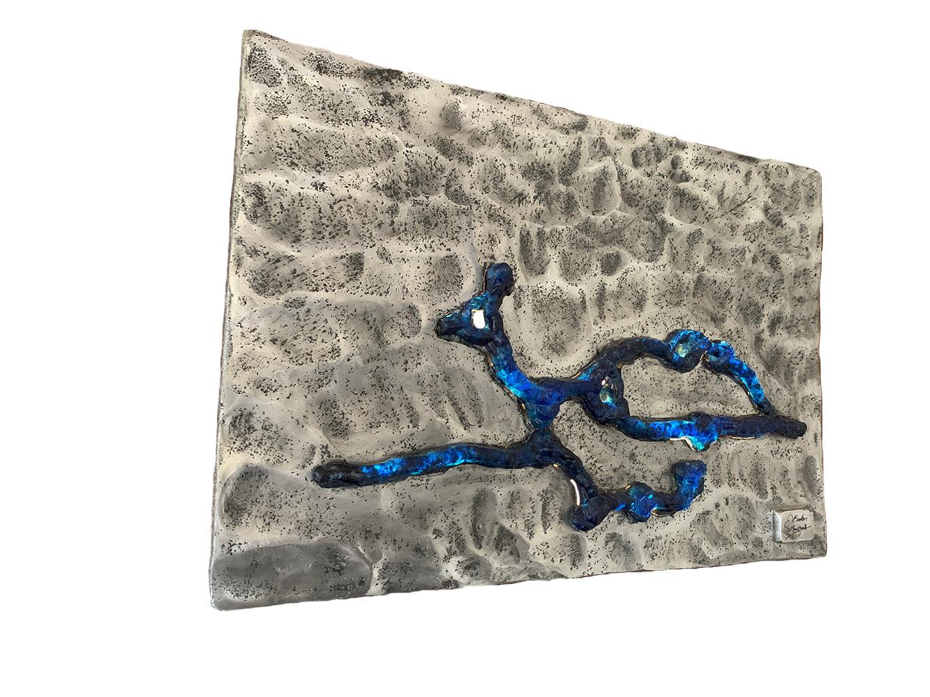 Sculpture murale Waypoints en verre bleu de couleur argentée - Contemporain Mixed Media Art par Jennifer Baker