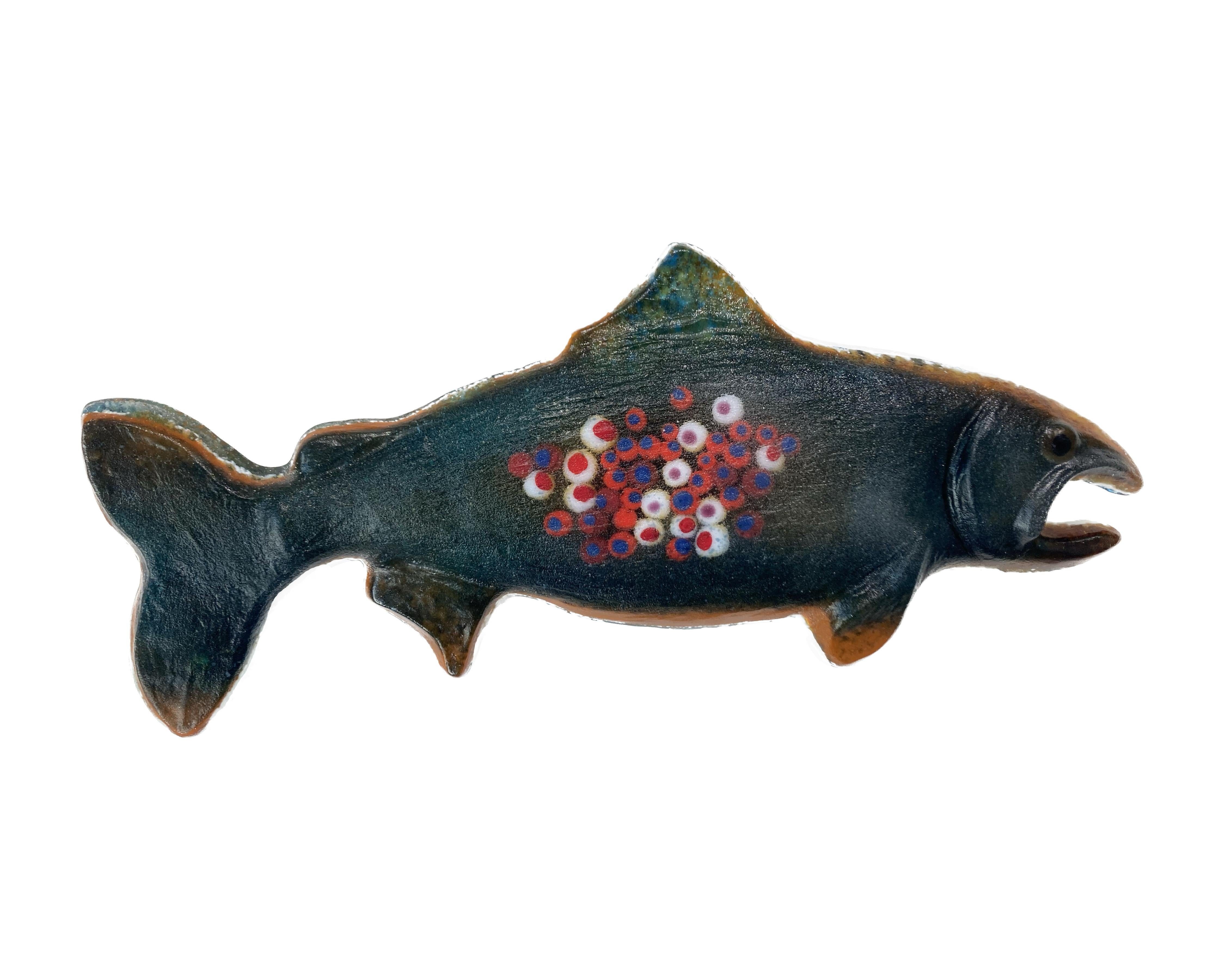 « Wild Caught 33 » mur ou avec base pour plateau de table en verre coulé bleu foncé à taches rouge foncé - Sculpture de Jennifer Baker