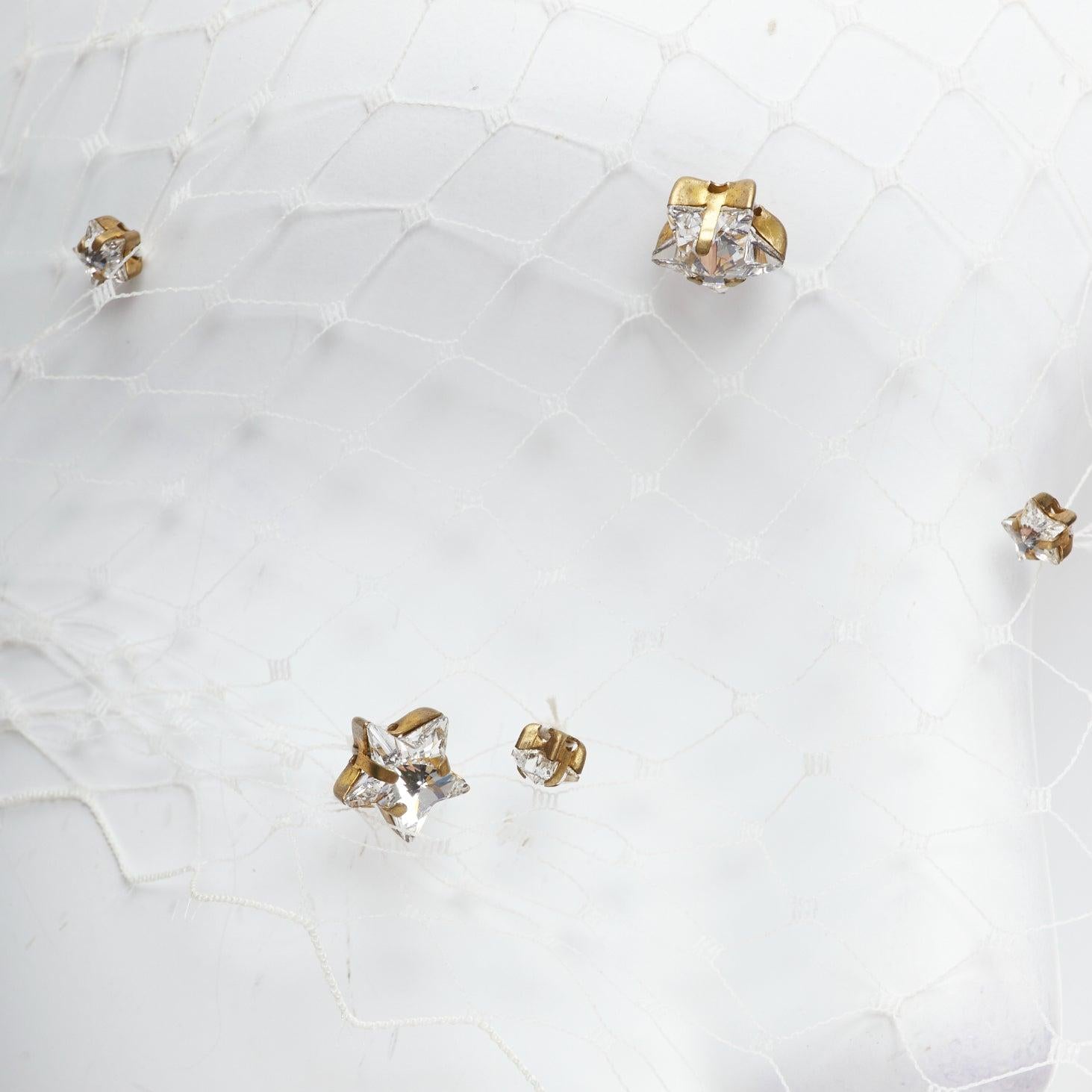 JENNIFER BEHR Bridal clear star crystals cream fabric face veil headband
Reference: LNKO/A02474
Brand: Jennifer Behr
Material: Fabric, Mesh
Color: Cream, Clear
Pattern: Star
Closure: Slip On

CONDITION:
Condition: Unworn in mint condition, without