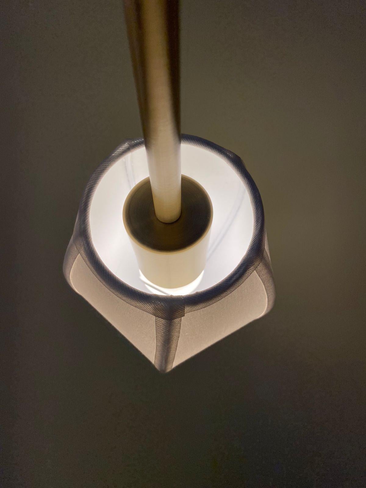 Ottone Jennifer - Lampada a sospensione brasiliana contemporanea in ottone scultoreo - Max in vendita