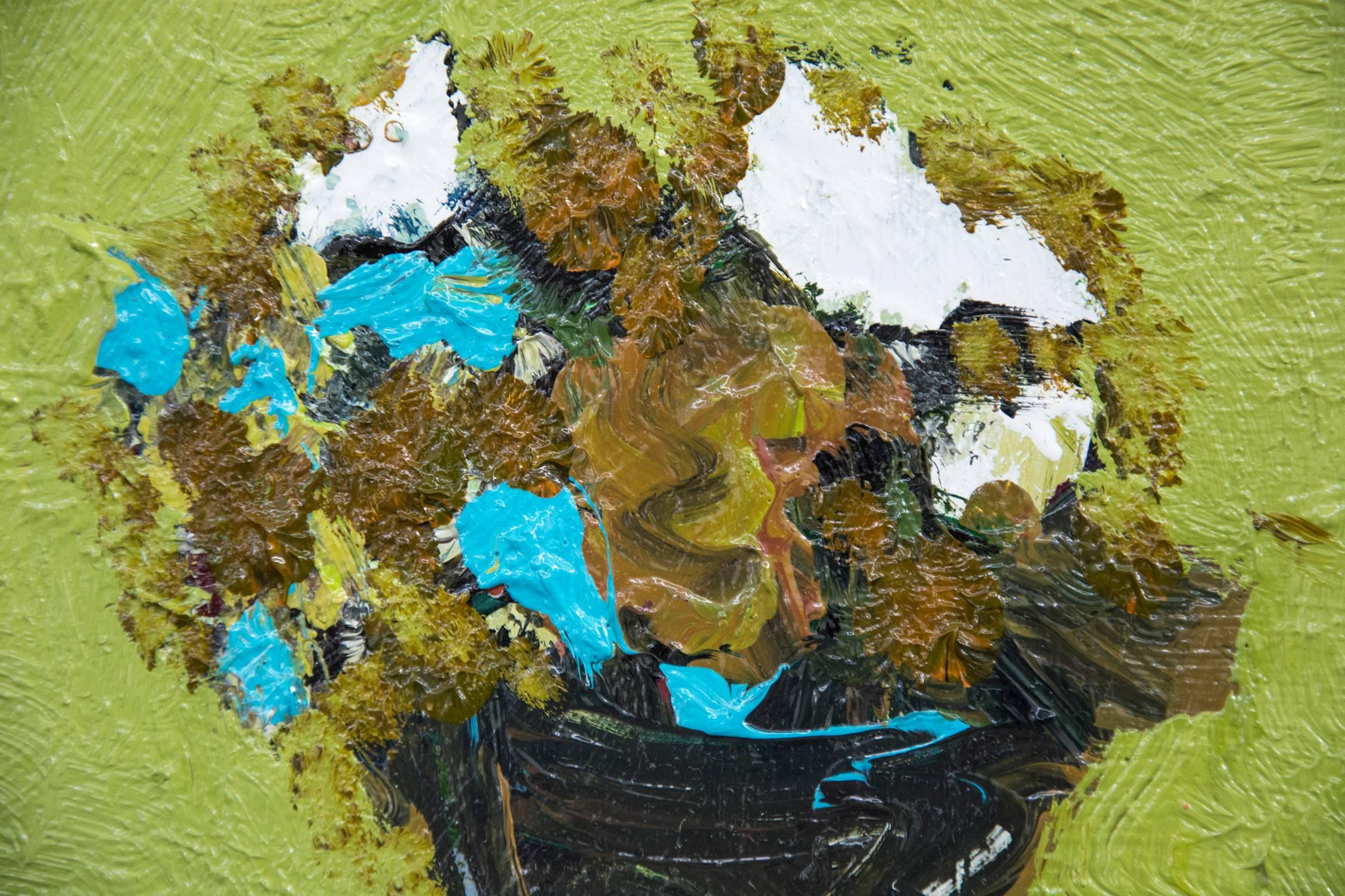 Blauer blauer Urchin mit Celadon - kleines grünes, blaues, weißes figuratives Stillleben Öl (Zeitgenössisch), Painting, von Jennifer Hornyak
