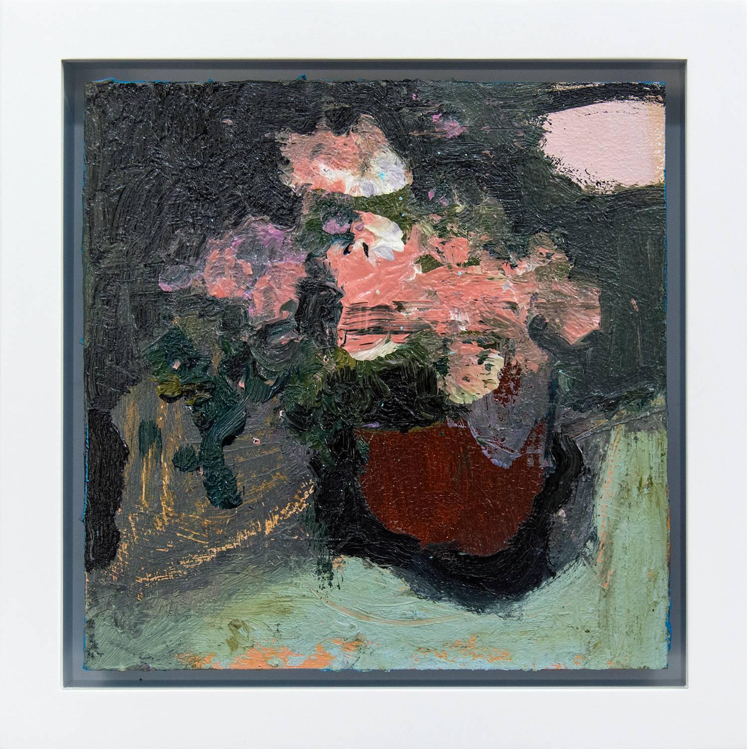 Jennifer Hornyak Still-Life Painting – Braunes und rosafarbenes, elegantes, kleines grünes, lila Blumenstillleben aus Mahagoni