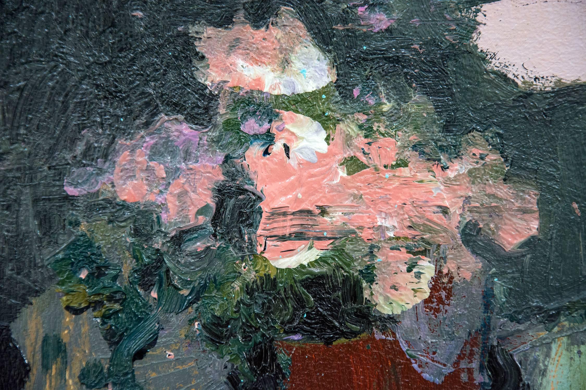 Braunes und rosafarbenes, elegantes, kleines grünes, lila Blumenstillleben aus Mahagoni (Zeitgenössisch), Painting, von Jennifer Hornyak