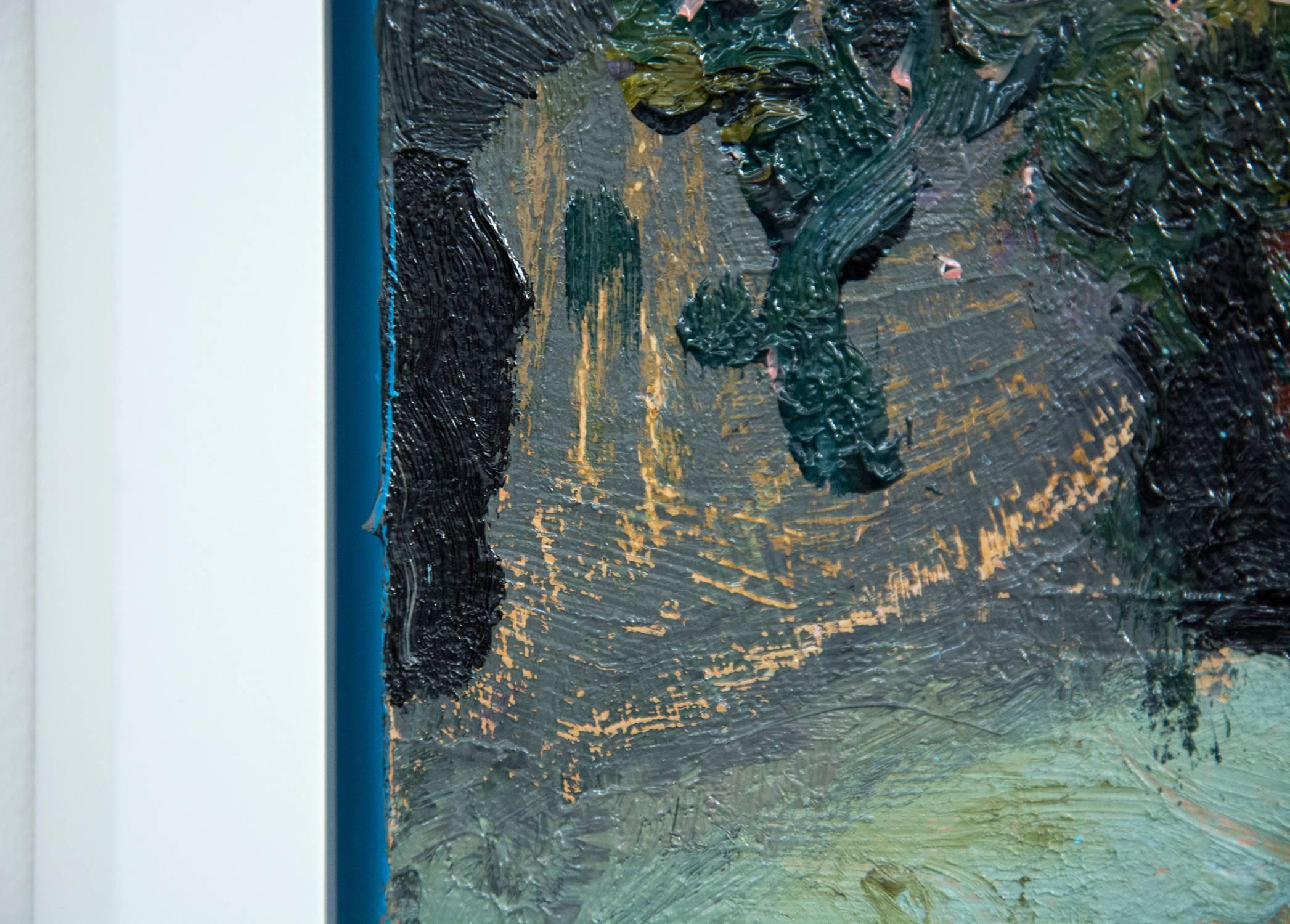 Malerische Grün- und Kobalttöne umrahmen Blumen in Rosa- und Fliedertönen in diesem intimen Ölgemälde von Jennifer Hornyak. Eine Vase aus Mahagoniholz bildet den Mittelpunkt der reizvollen Komposition.  Die gerahmten Abmessungen betragen 9 x 9 Zoll.