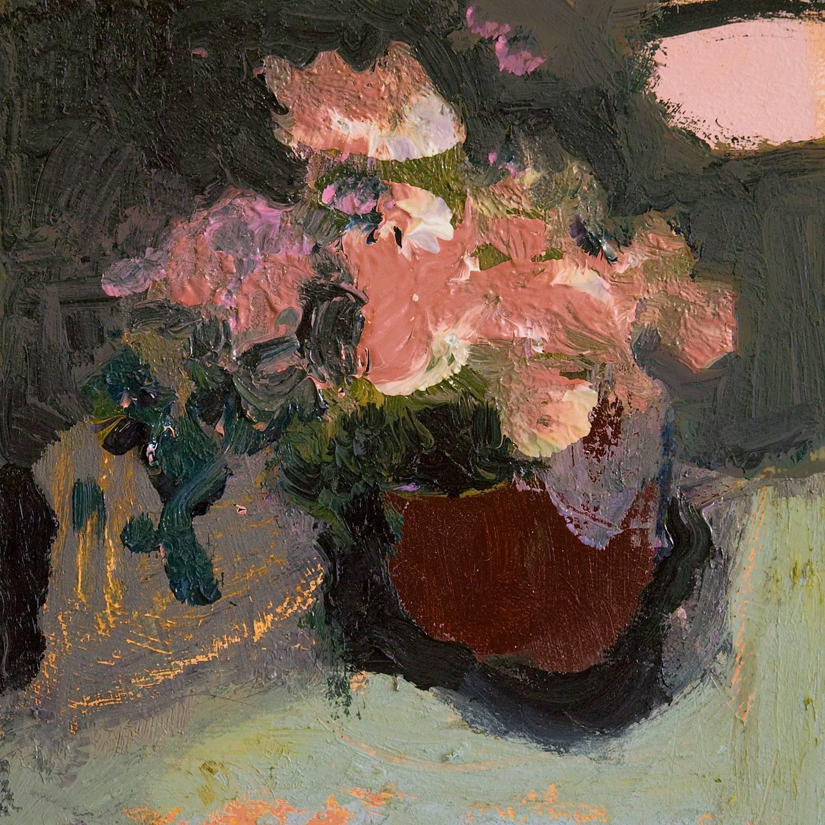 Braunes und rosafarbenes, elegantes, kleines grünes, lila Blumenstillleben aus Mahagoni – Painting von Jennifer Hornyak