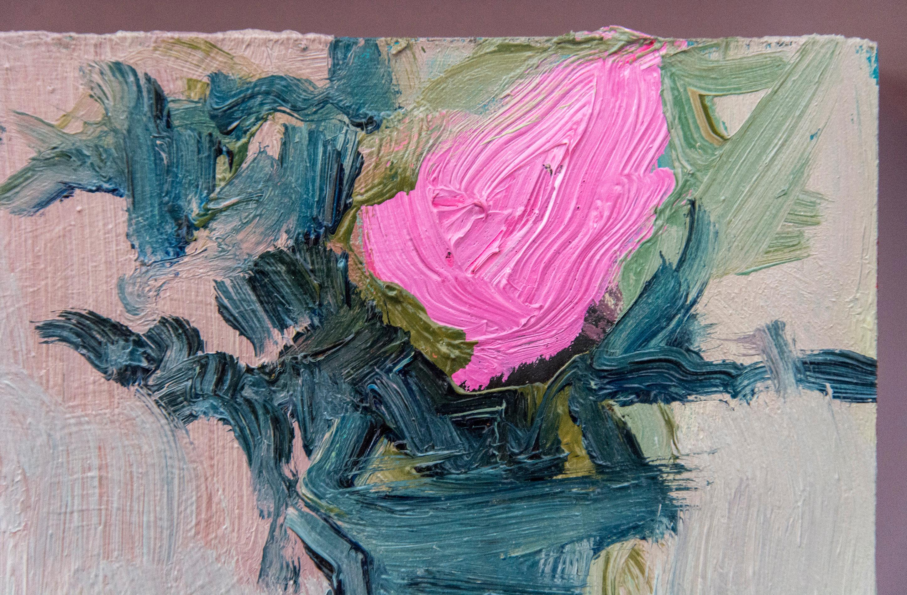 My Pink with Blue Grey - kleines, helles, farbenfrohes, geblümtes Stillleben Ölgemälde – Painting von Jennifer Hornyak