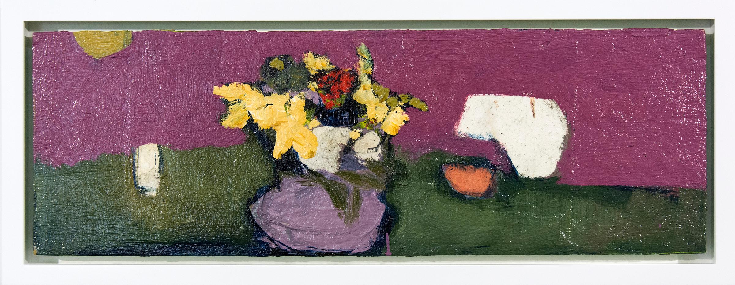 Petite écaille rose avec motif jaune, vert foncé, violet, fleur, nature morte, huile