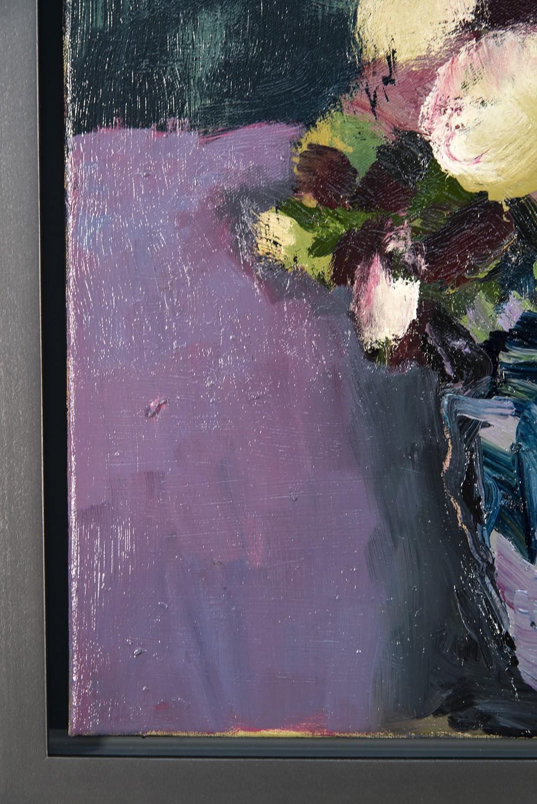 Burgund mit Creme - klein, floral, intim, figurativ, Stillleben Öl – Painting von Jennifer Hornyak