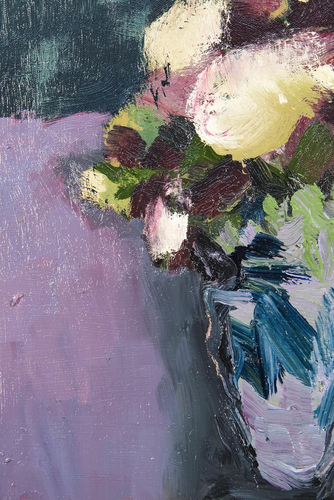 Burgund mit Creme - klein, floral, intim, figurativ, Stillleben Öl (Zeitgenössisch), Painting, von Jennifer Hornyak