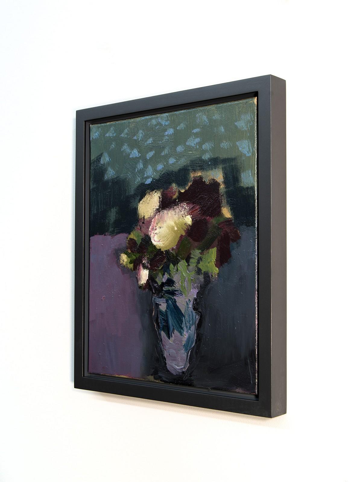 Auf diesem wunderschönen Ölgemälde der britischen Künstlerin Jennifer Hornyak dominieren tiefe burgunder- und cremefarbene Blumen die Leinwand. Hornyak ist bekannt für ihre abstrakten und figurativen Werke in leuchtenden Farben. Sie lässt sich