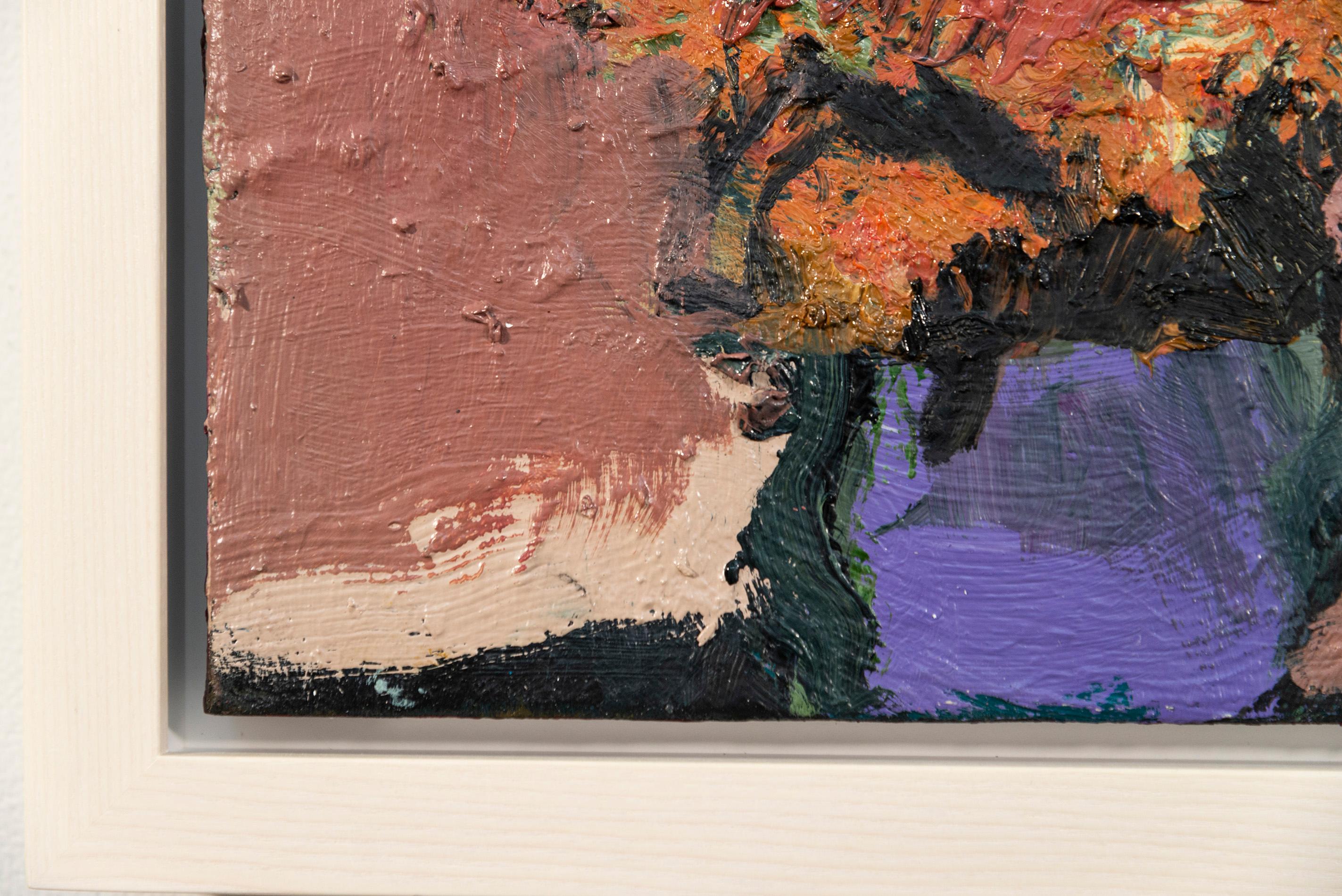Jennifer Hornyaks Serie floraler Ölgemälde ist eine Neuinterpretation des klassischen Stilllebens. Die reiche Farbpalette - dieses Stück in Gold-, Rot-, Creme-, Grün- und Violetttönen - spiegelt traditionelle Einflüsse wider. Die abstrahierte Form