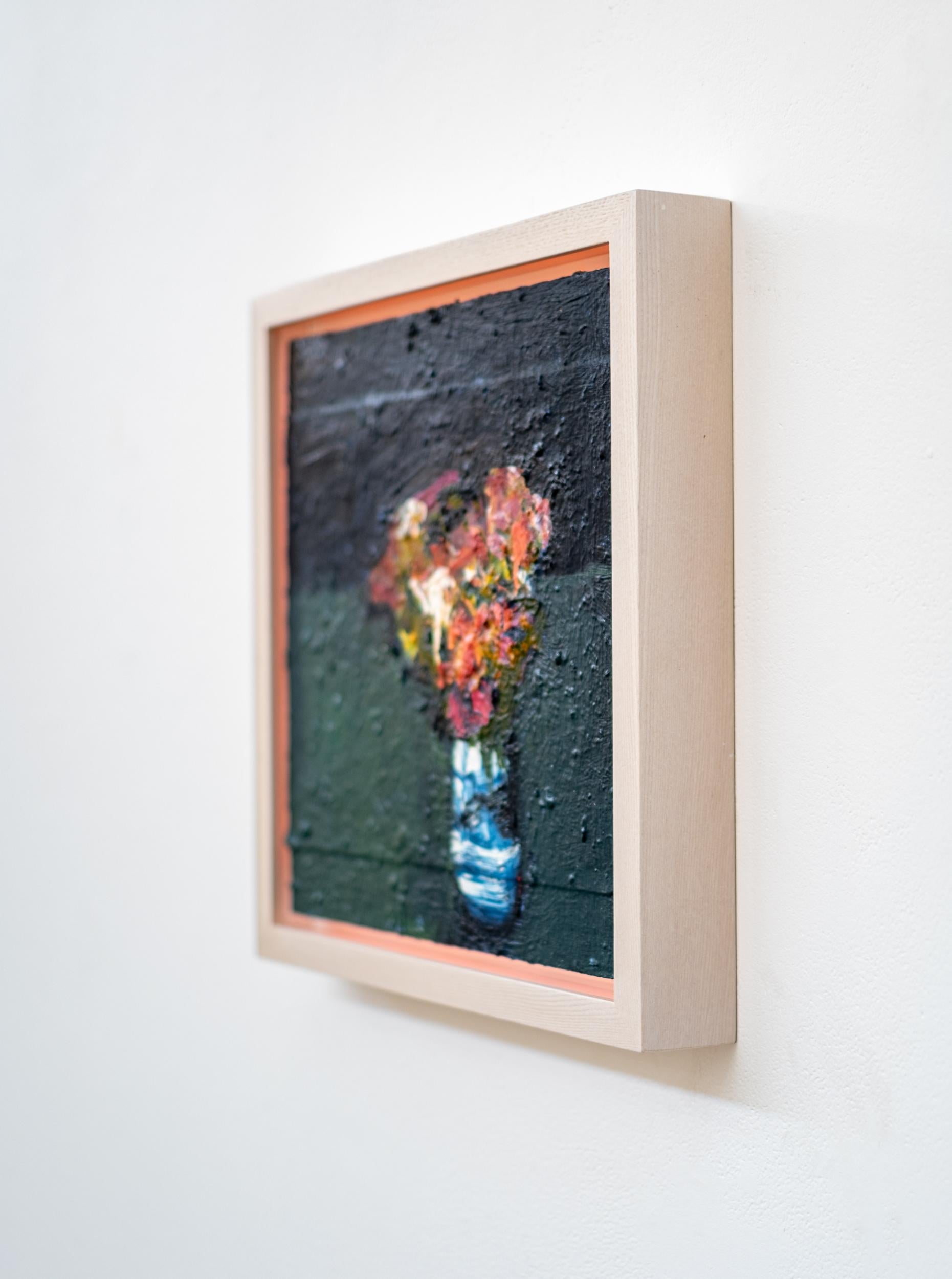 Dieses zeitgenössische Ölgemälde mit Blumen in einer Delfter Blau Vase wurde von Jennifer Hornyak geschaffen.

Jennifer Hornyak ist eine international gefeierte kanadische Künstlerin, deren beeindruckendes Oeuvre sich über mehr als vier Jahrzehnte