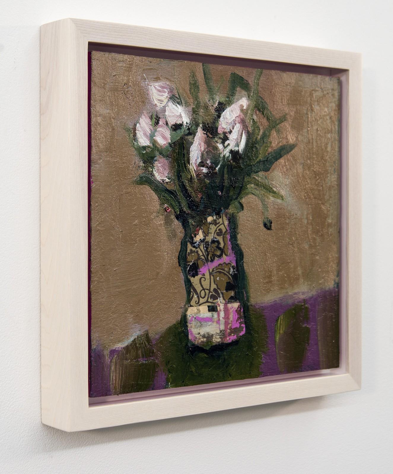 Kleines, florales, intimes Stillleben in Öl und Collage auf Leinwand von Fiori Bianchi (Zeitgenössisch), Painting, von Jennifer Hornyak