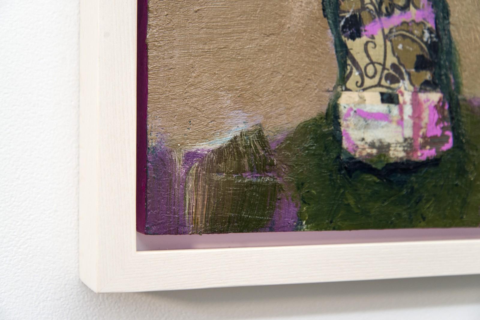 Kleines, florales, intimes Stillleben in Öl und Collage auf Leinwand von Fiori Bianchi (Braun), Still-Life Painting, von Jennifer Hornyak