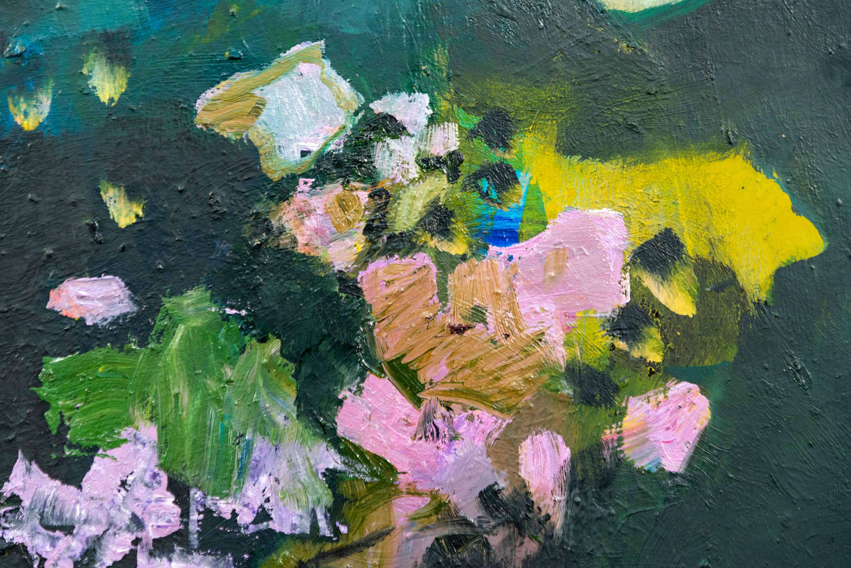 Lime Green mit Koralle - groß, floral, abstraktes Stillleben, Öl auf Leinwand (Grün), Still-Life Painting, von Jennifer Hornyak