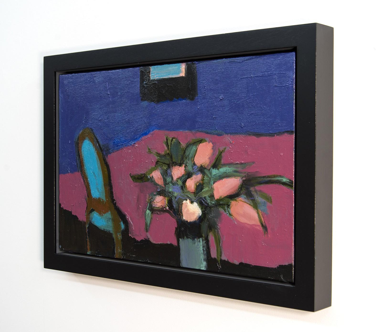 Un vase de tulipes roses posé sur une nappe rose foncé et une chaise turquoise vive sur un mur bleu nuit, tel est le sujet de cette délicieuse peinture à l'huile de l'artiste britannique Jennifer Hornyak. Connue pour ses œuvres abstraites et