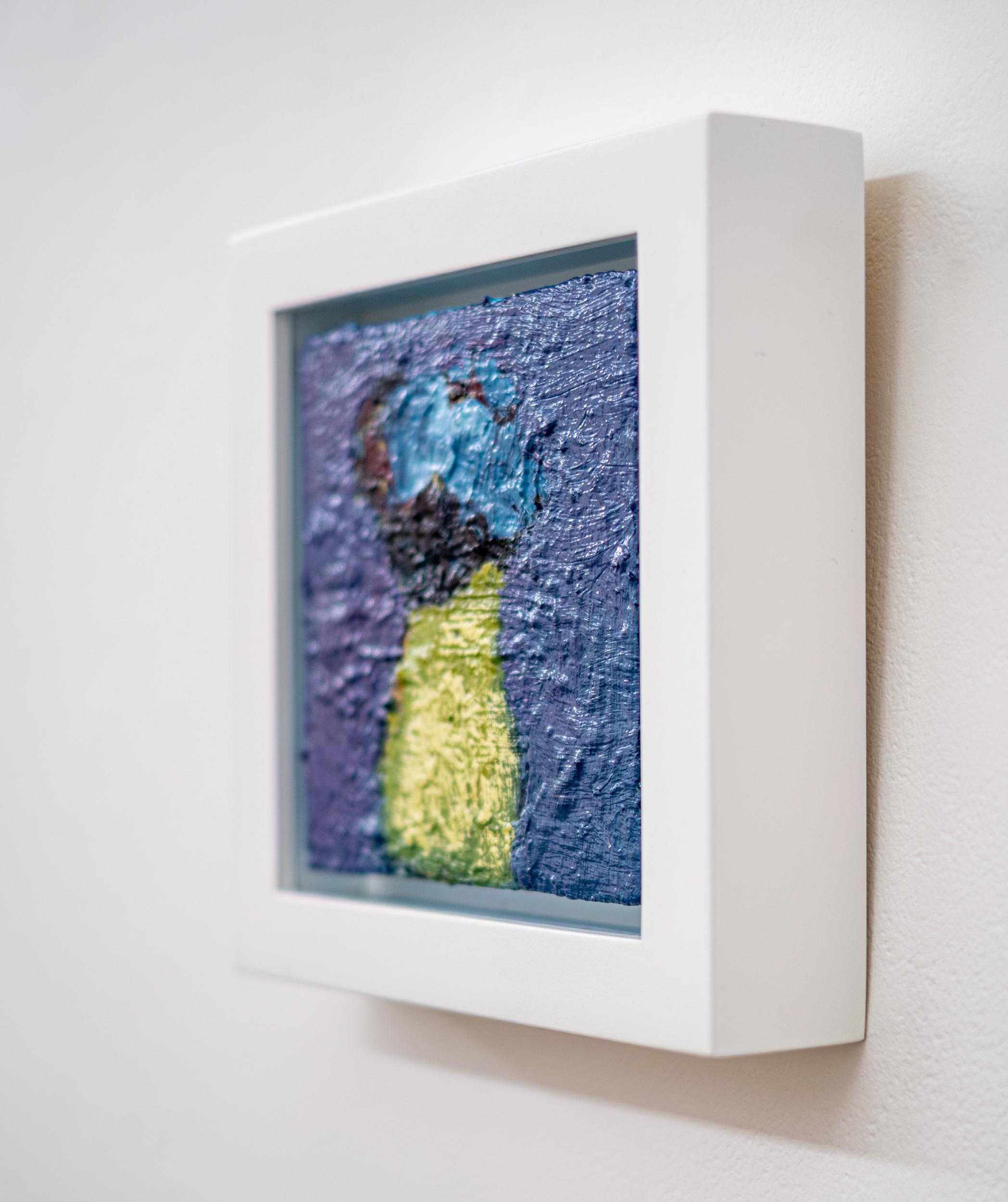 Two Blues and Cream - zeitgenössisch, floral, Stillleben, Öl auf Platte (Zeitgenössisch), Painting, von Jennifer Hornyak