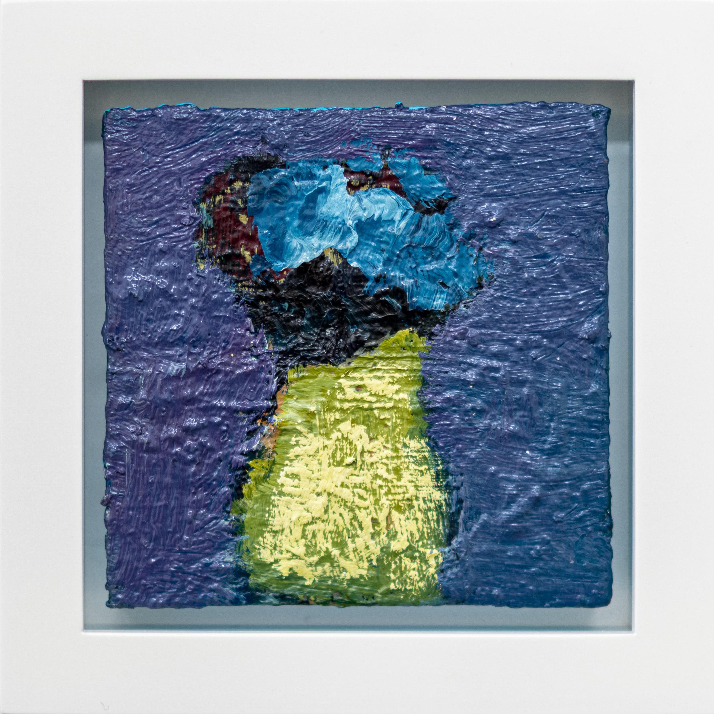 Two Blues and Cream - zeitgenössisch, floral, Stillleben, Öl auf Platte