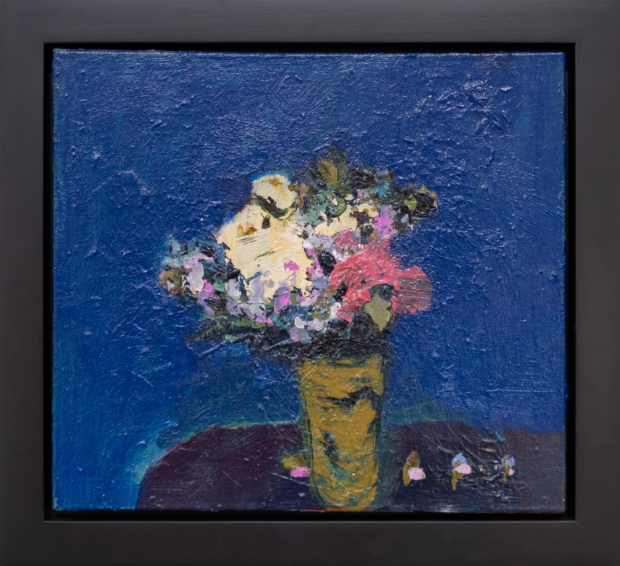 Ultramarine avec blanc crème - contemporain, floral, nature morte, huile sur lin - Painting de Jennifer Hornyak