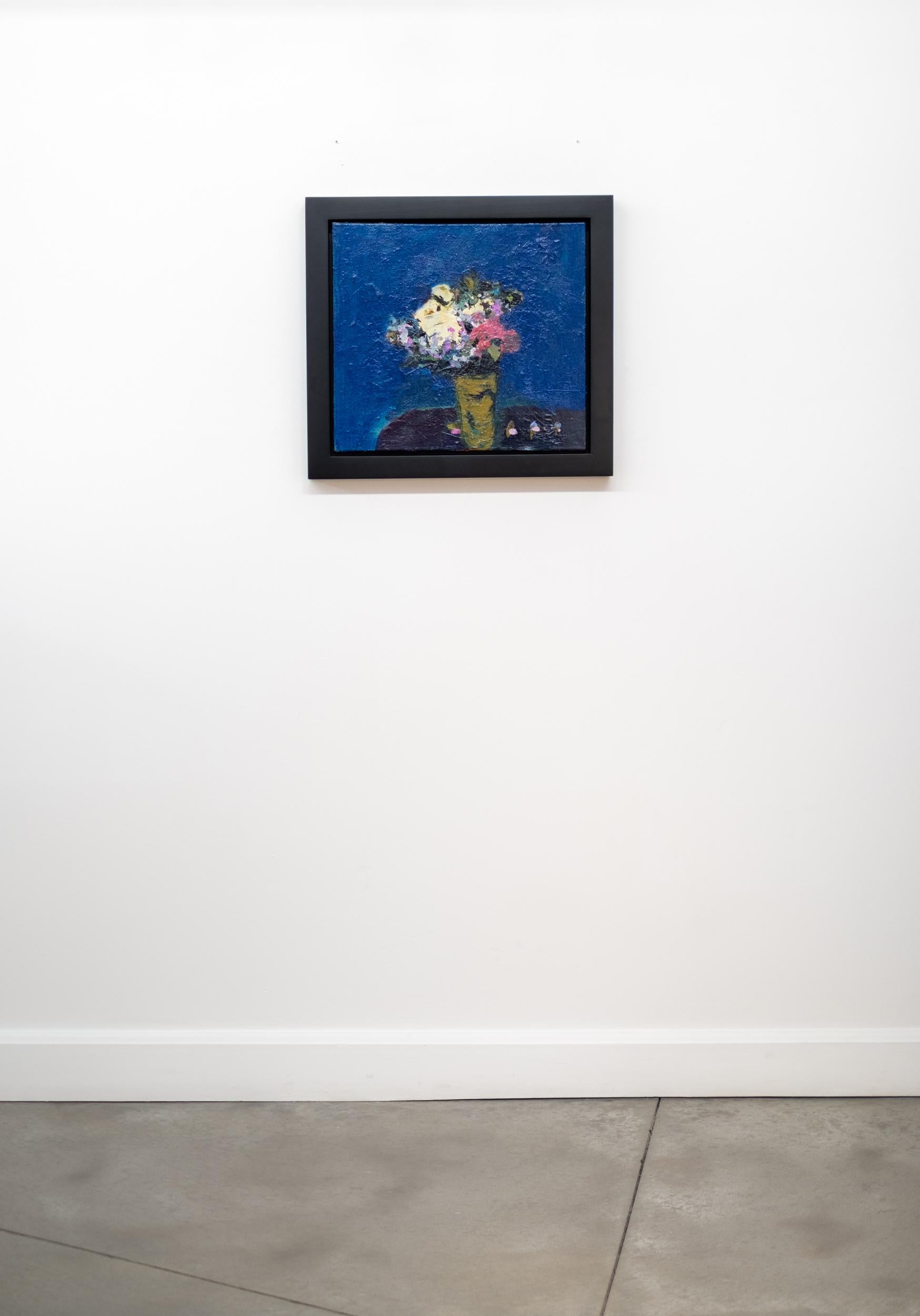 Ultramarine avec blanc crème - contemporain, floral, nature morte, huile sur lin - Contemporain Painting par Jennifer Hornyak
