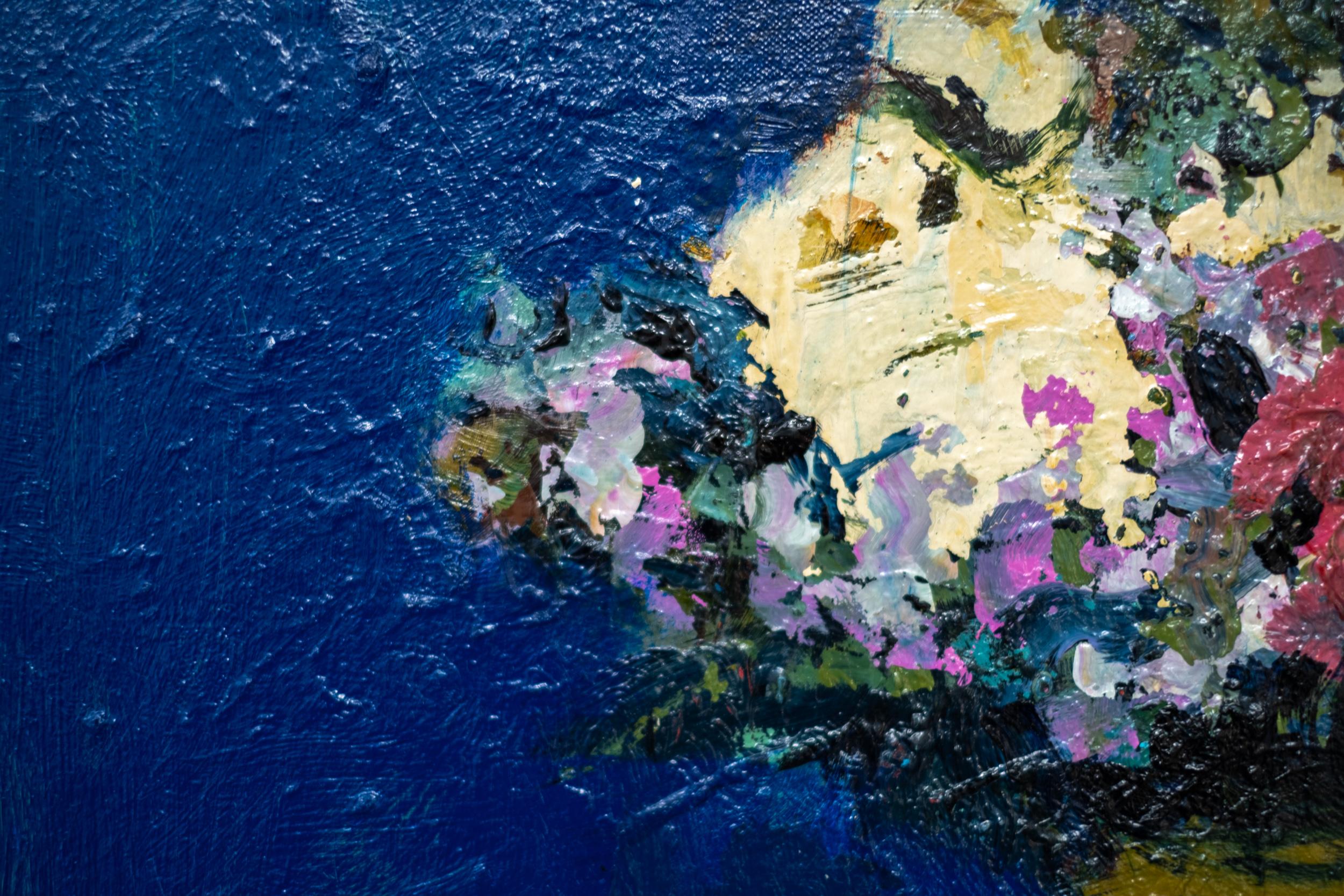 Ultramarine avec blanc crème - contemporain, floral, nature morte, huile sur lin en vente 3