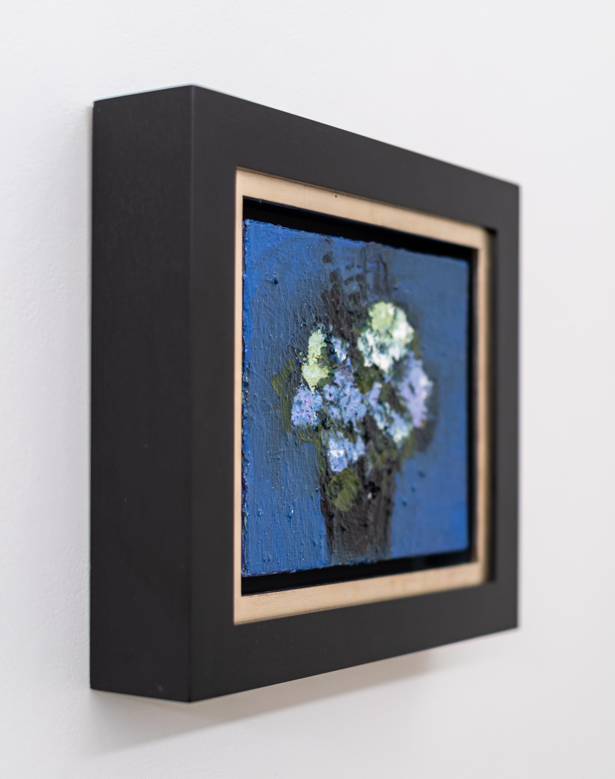 Violettblau mit Weiß - zeitgenössisch, floral, Stillleben, Öl auf Leinwand (Zeitgenössisch), Painting, von Jennifer Hornyak