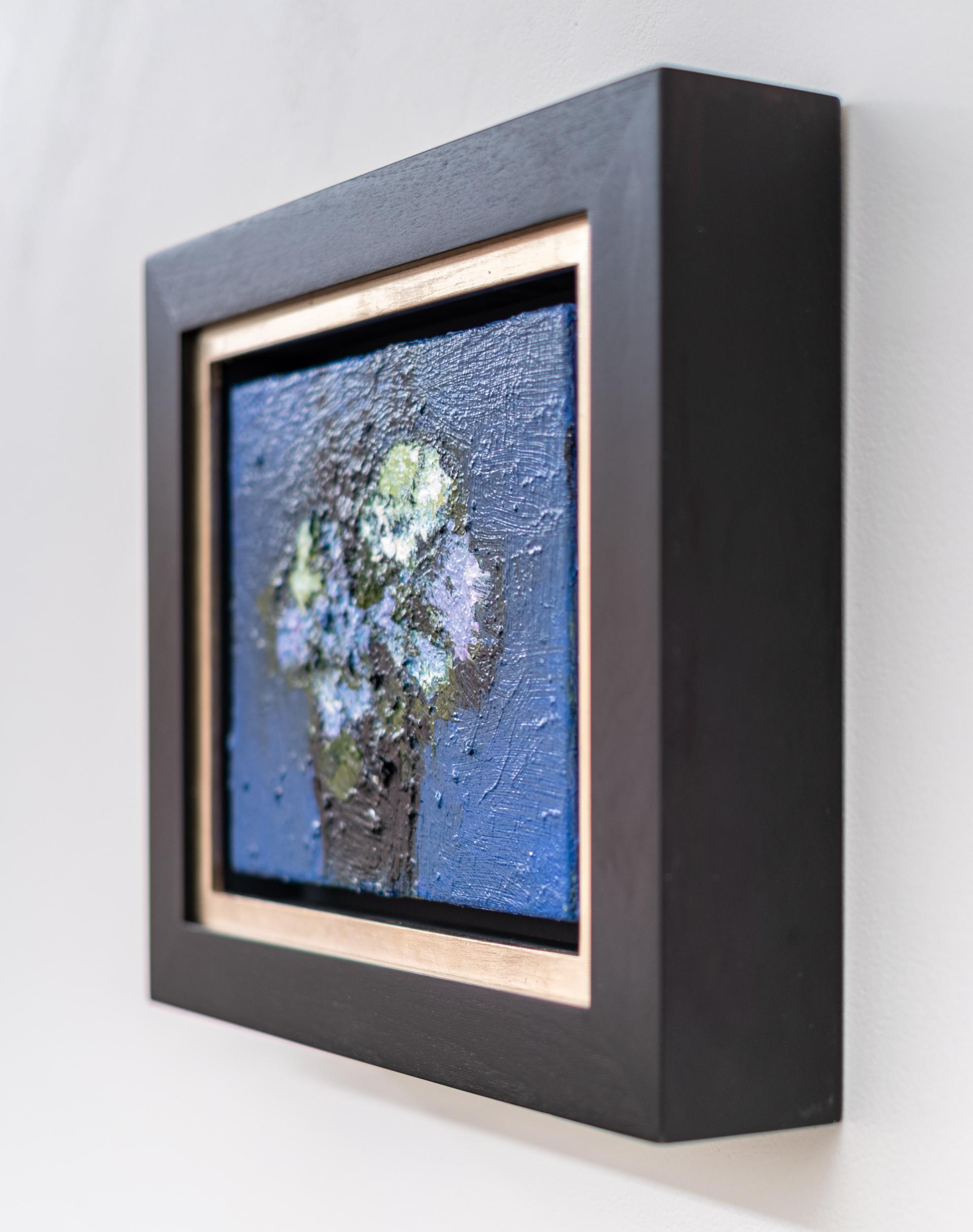 Violettblau mit Weiß - zeitgenössisch, floral, Stillleben, Öl auf Leinwand (Schwarz), Still-Life Painting, von Jennifer Hornyak