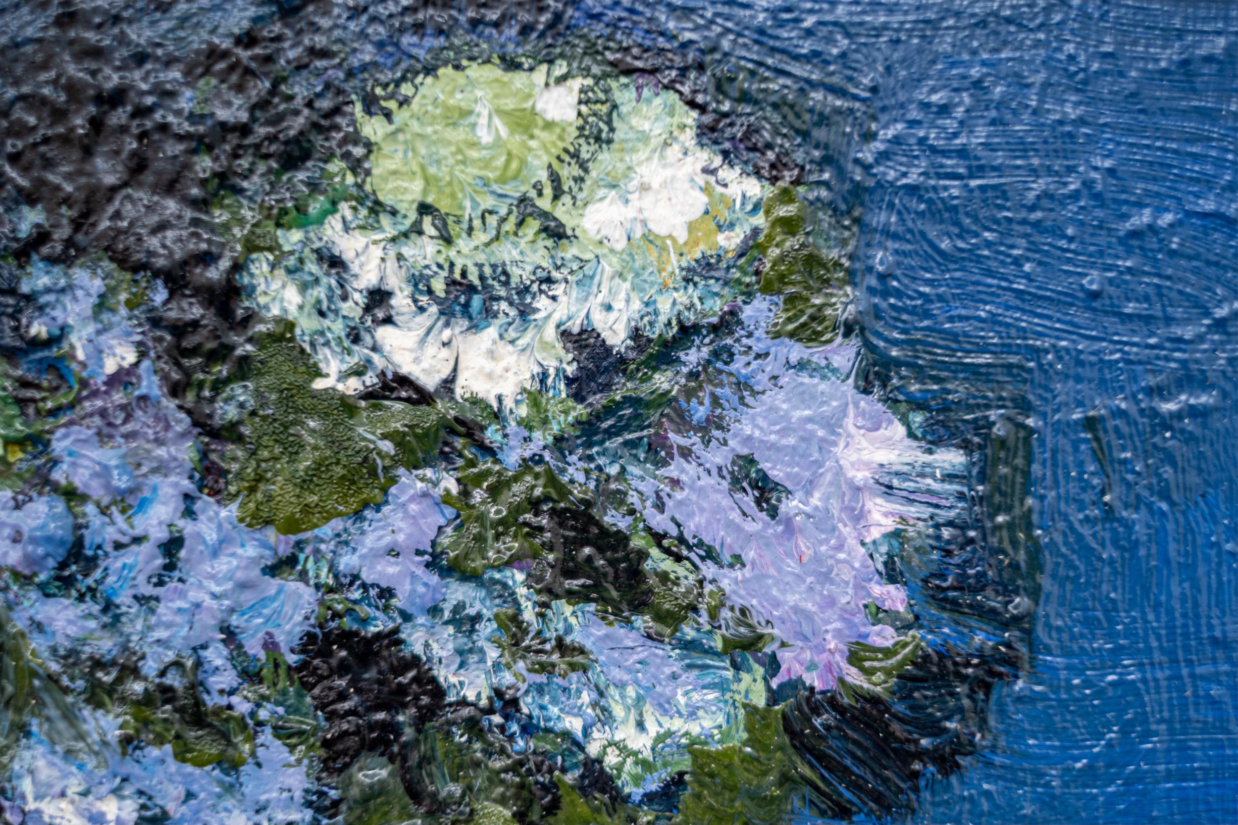 Violettblau mit Weiß - zeitgenössisch, floral, Stillleben, Öl auf Leinwand im Angebot 2