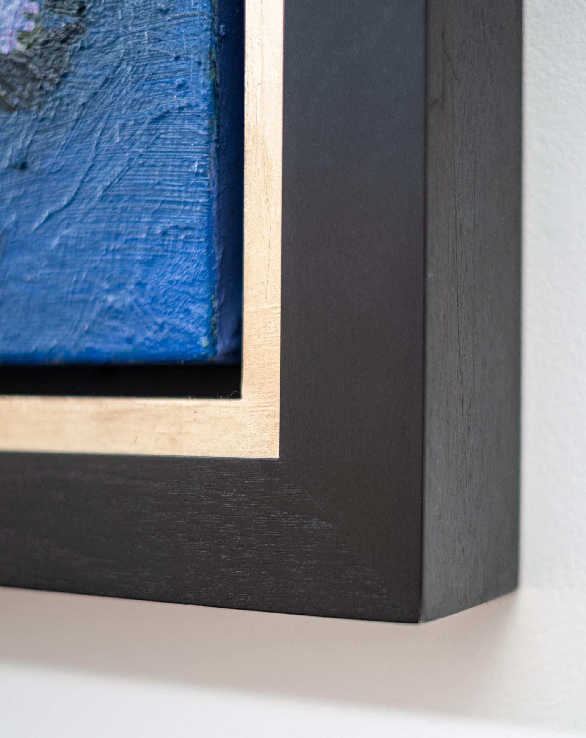 Violettblau mit Weiß - zeitgenössisch, floral, Stillleben, Öl auf Leinwand im Angebot 4