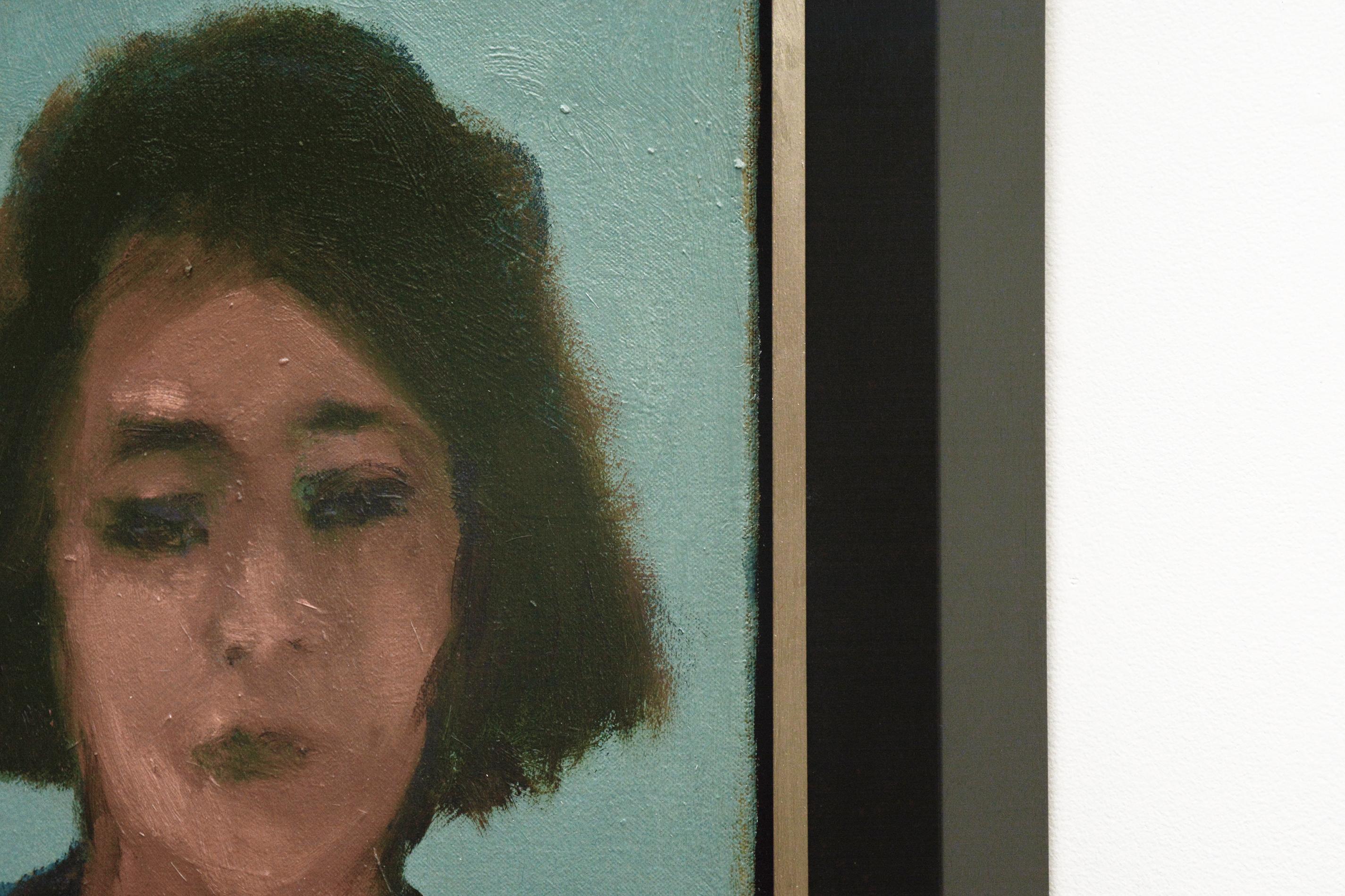 Femme avec robe imprimée - petit bleu sarcelle, portrait de femme nature morte figurative en vente 2
