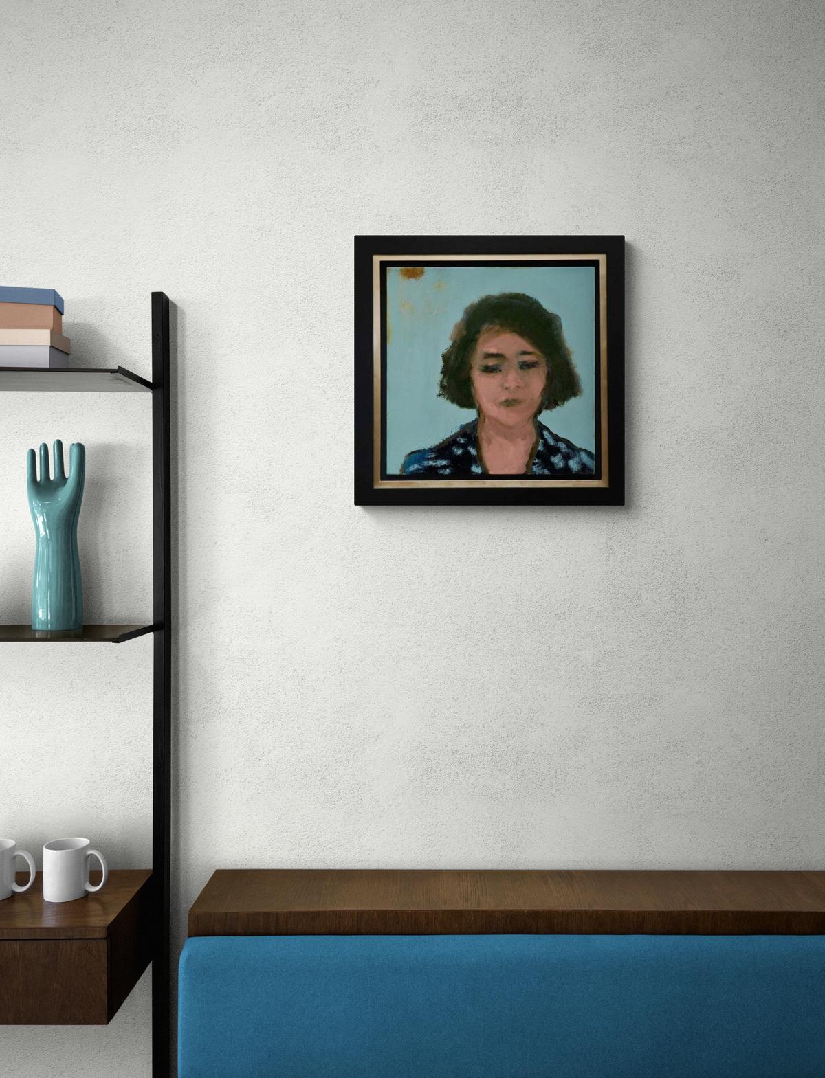 Femme avec robe imprimée - petit bleu sarcelle, portrait de femme nature morte figurative en vente 3