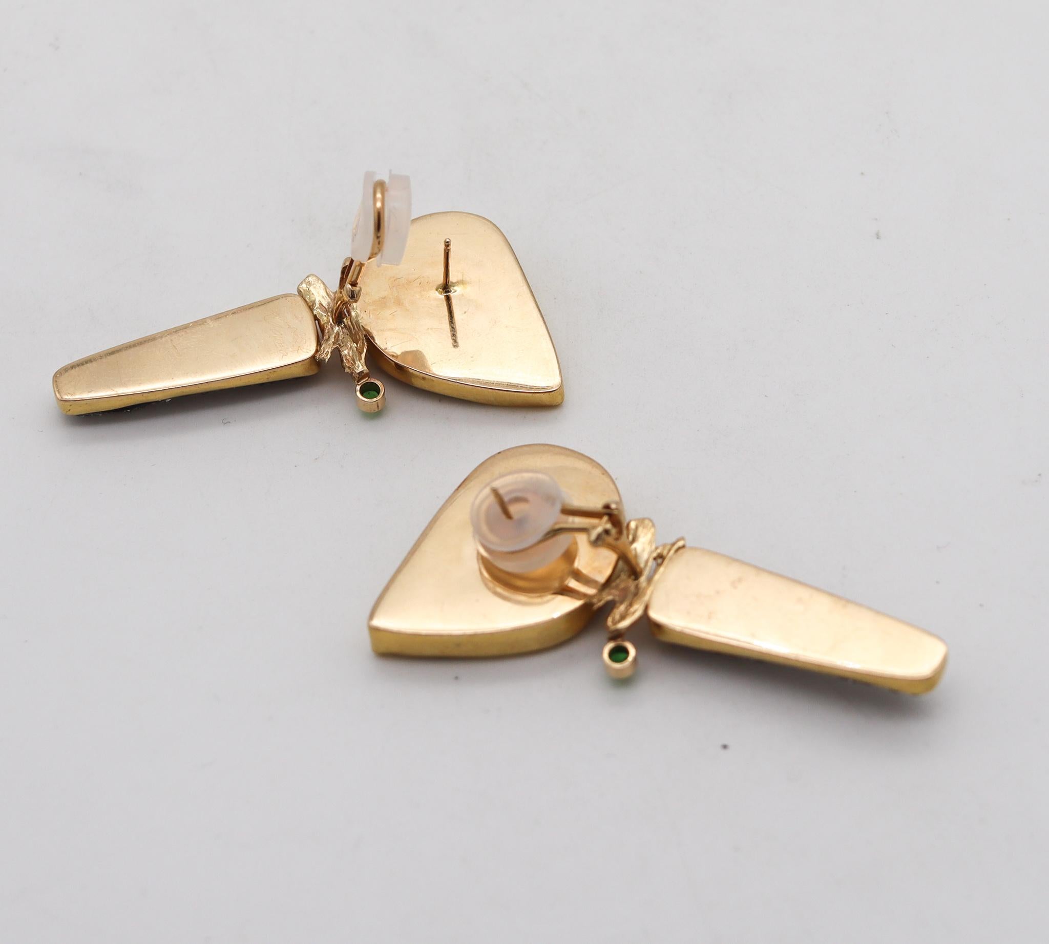 Ohrclips aus 18 Karat Gold mit Opalen und Tsavorit, modernistischer Stil (Ästhetizismus) im Angebot