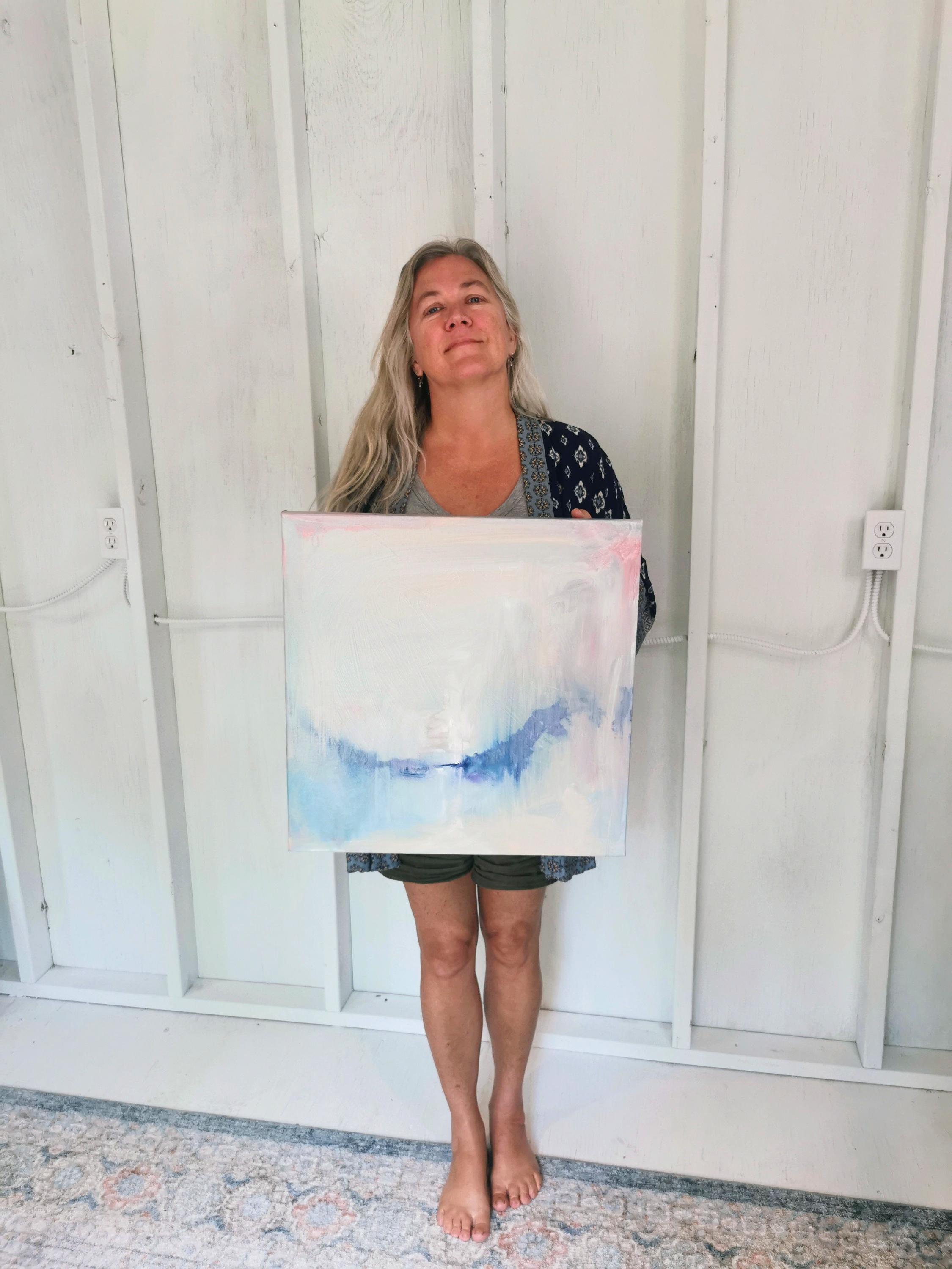 lone on the hilltop waiting for the rain - Blaue und weiße abstrakte Landschaft – Painting von Jennifer L. Baker