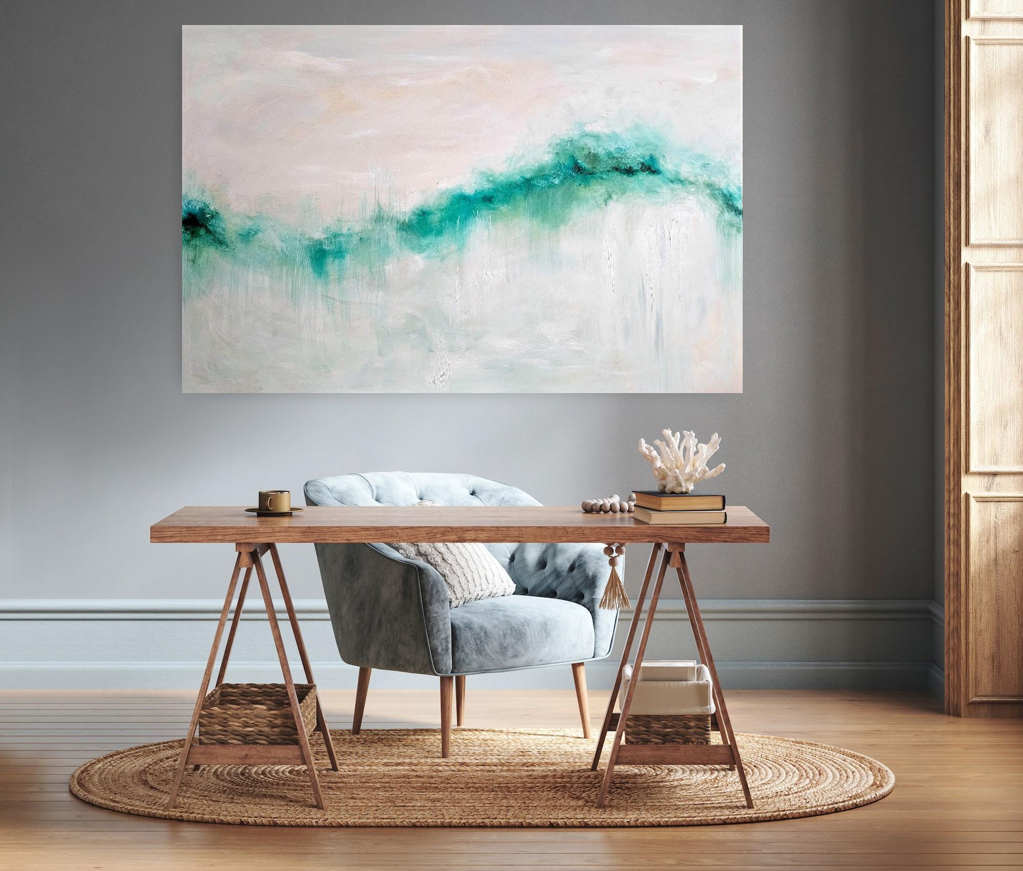 Un grande quadro astratto dedicato alla magia del Mediterraneo. Un'onda che si apre, si muove, danza. In una tavolozza di verdi e blu brillanti. Su uno sfondo di toni tenui stratificati. Ispirato da un intenso amore per i verdi e i blu del
