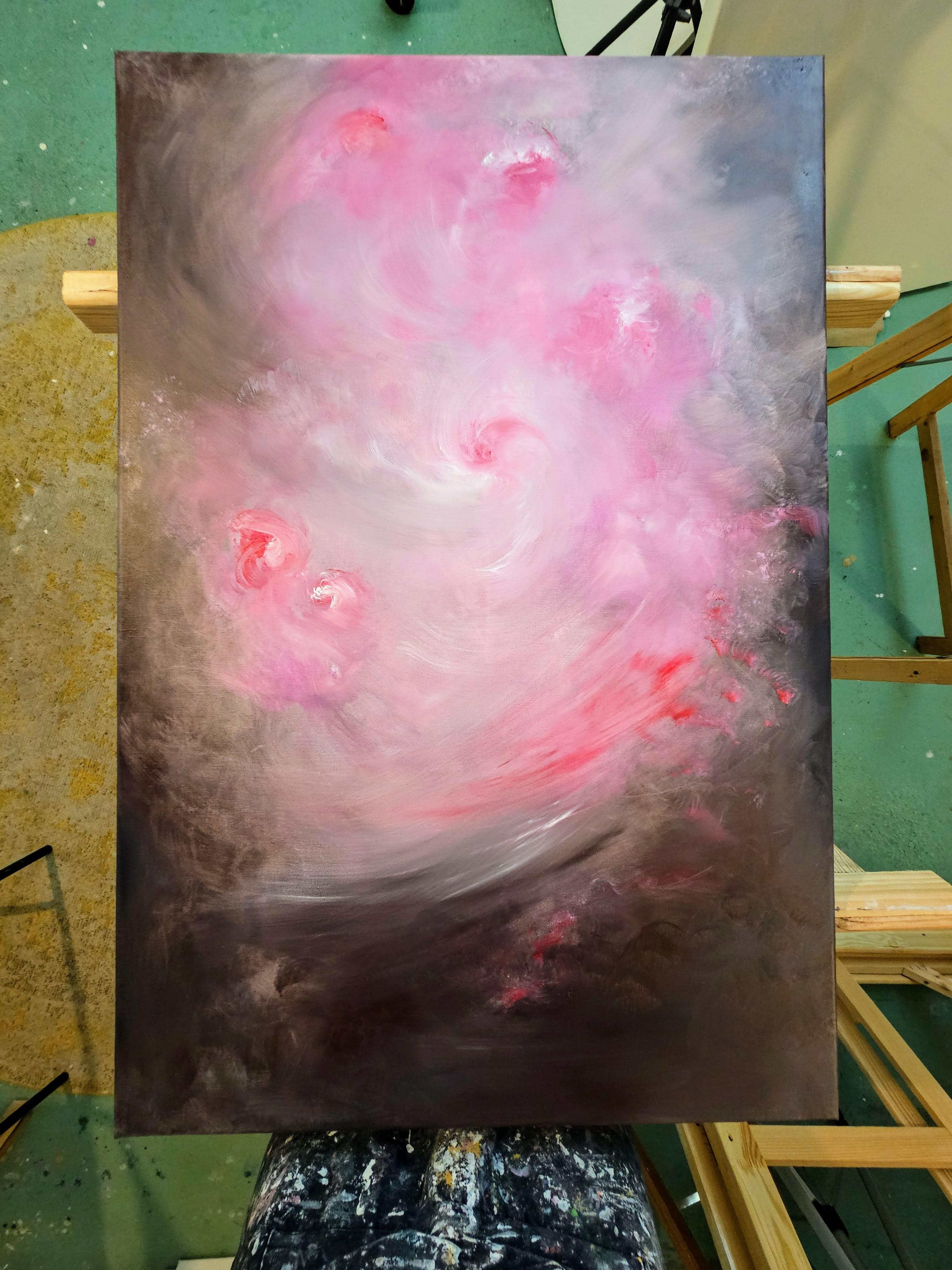 Questa tela è dedicata al cuore più intimo, sotto forma di una rosa che si sfoglia petalo per petalo. La rosa è me.
La tavolozza è composta da marroni e rosa opulenti e il movimento è dinamico. Un fiore astratto che ricorda i dipinti rinascimentali
