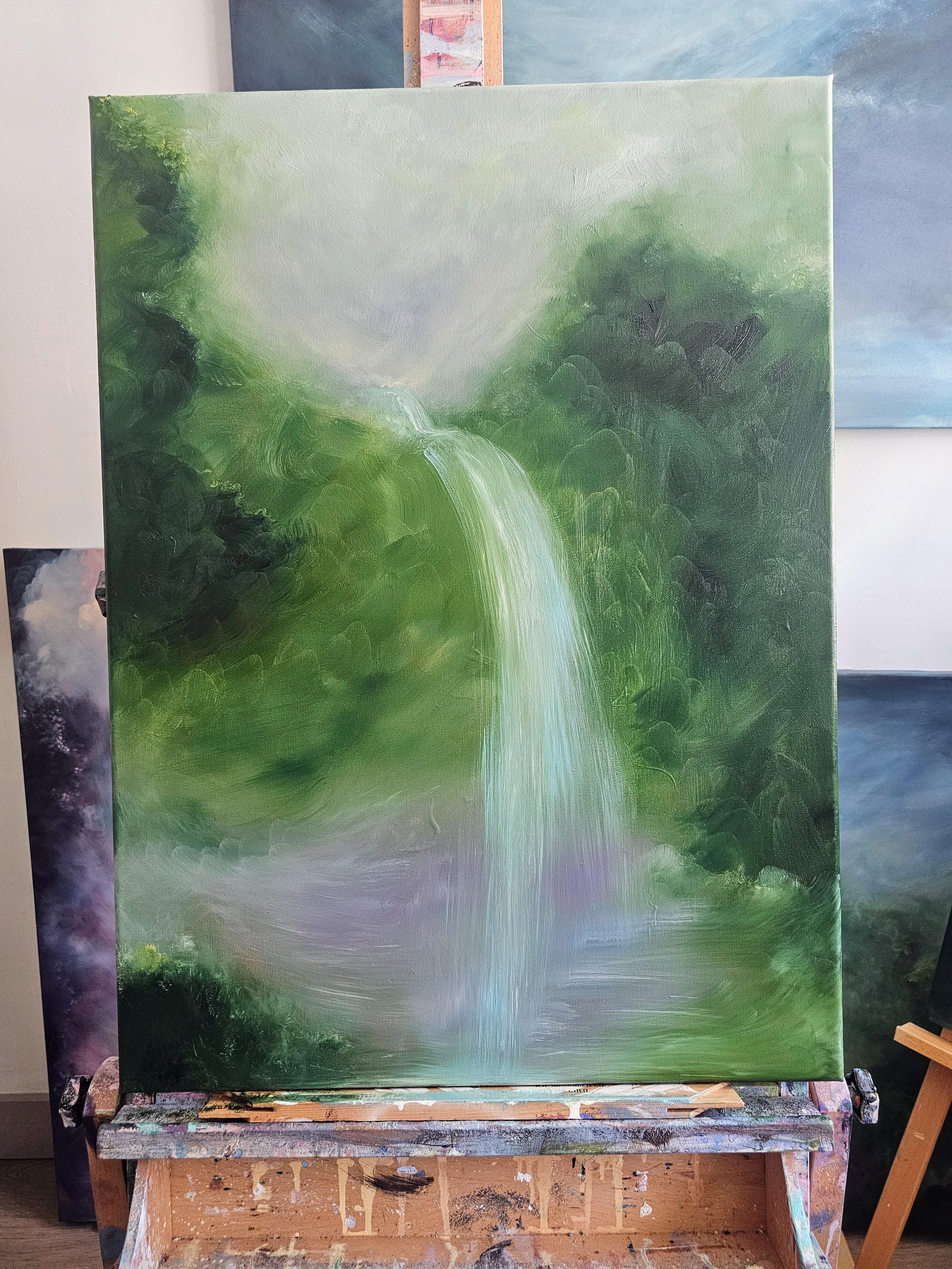 Sdraiati sul suolo della foresta -Pittura astratta della foresta con cascata verde da sogno in vendita 9