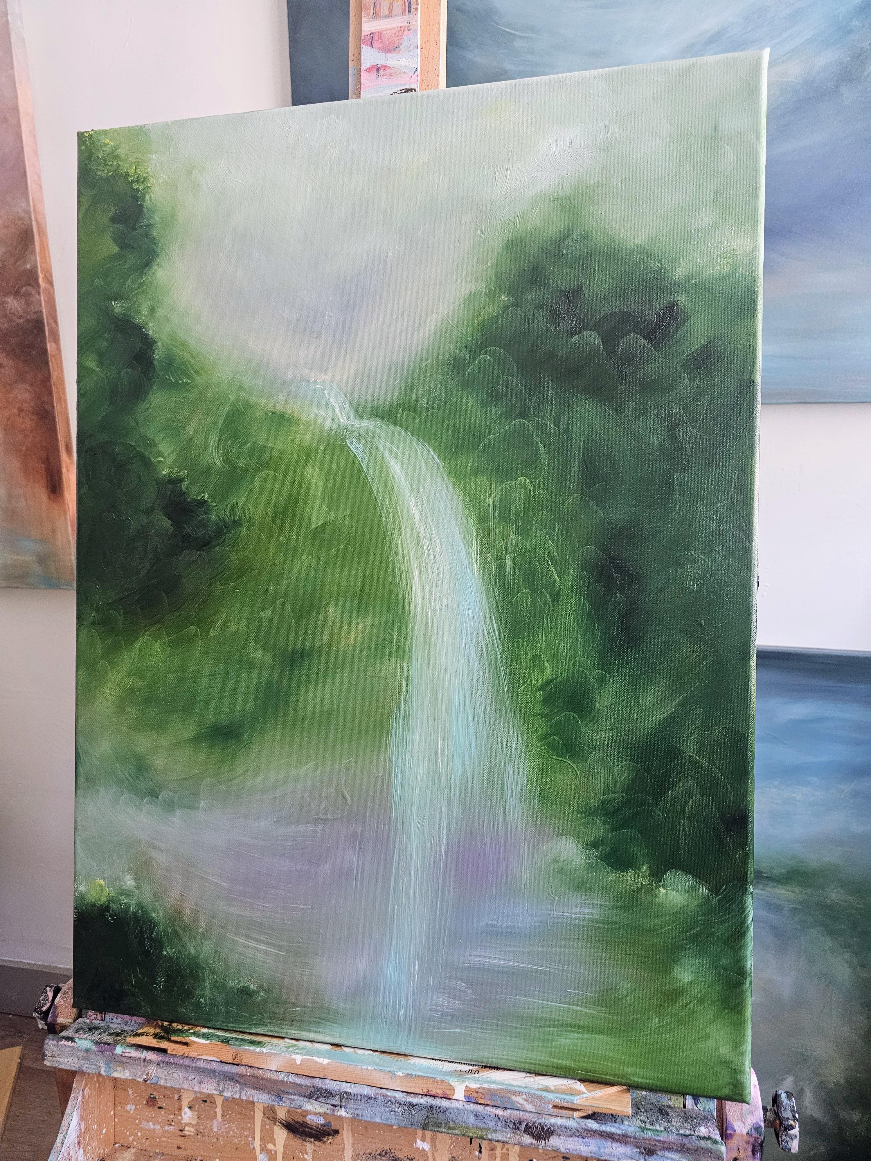 Sdraiati sul suolo della foresta -Pittura astratta della foresta con cascata verde da sogno in vendita 10