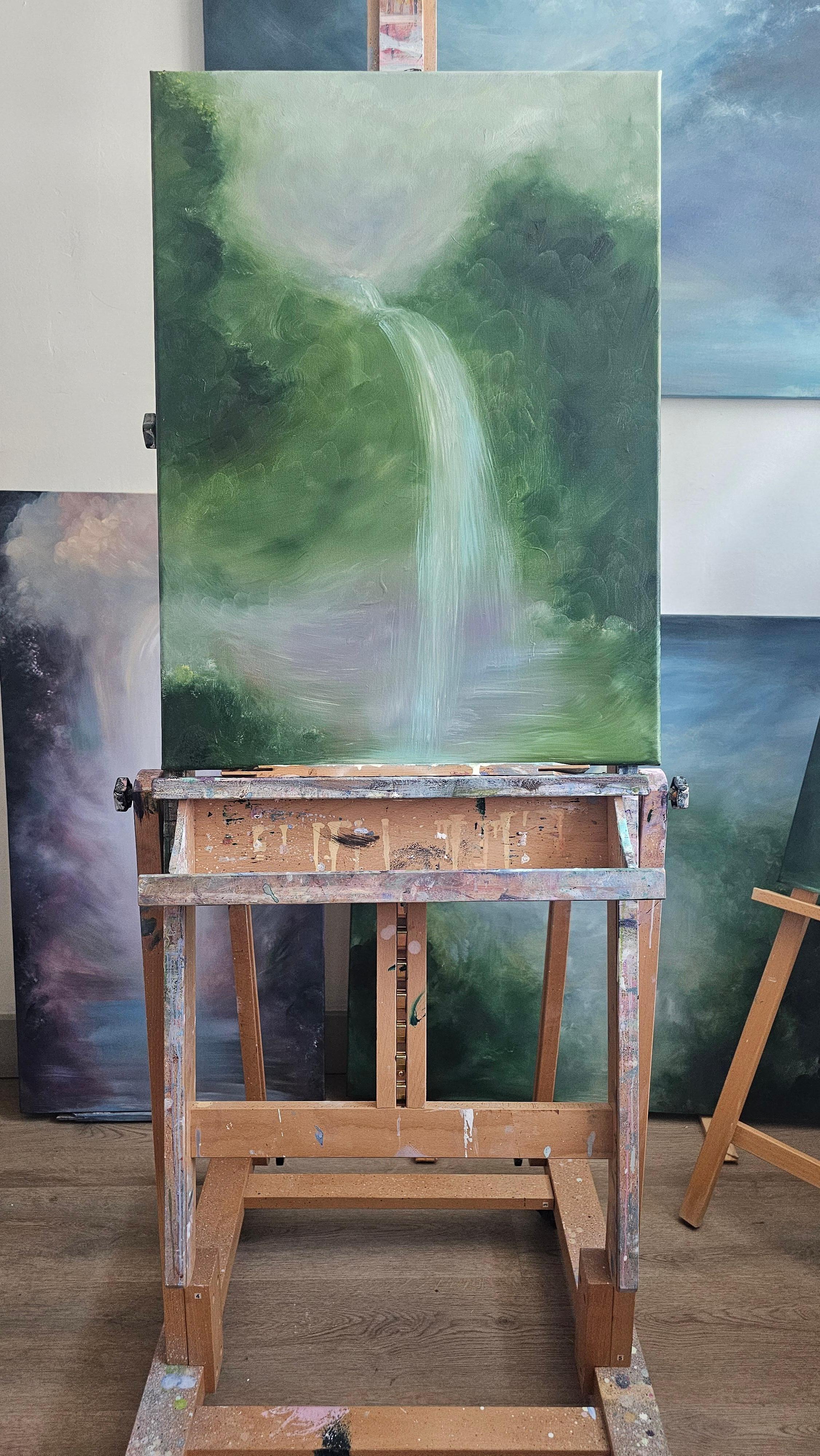 Sdraiati sul suolo della foresta -Pittura astratta della foresta con cascata verde da sogno in vendita 13