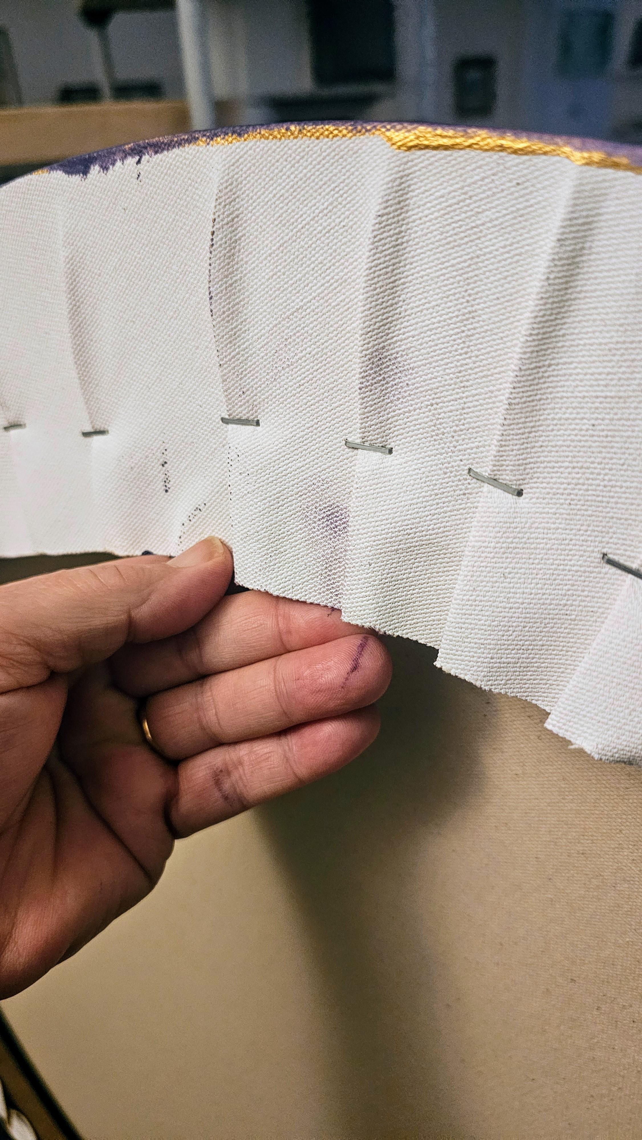 Mondblume - Ätherisches lila-grünes abstraktes rundes Mondgemälde im Angebot 15