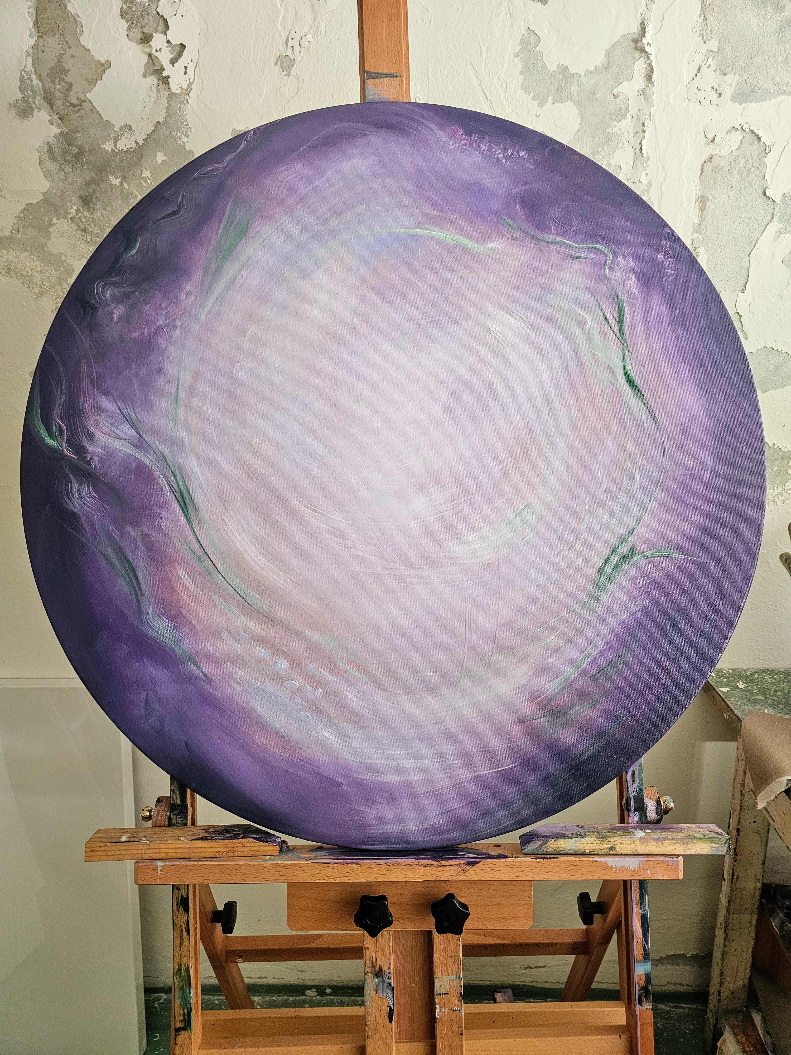 Un quadro gioiello perfettamente rotondo, ispirato all'anello viola che circonda la luna in estate. Una visione che vedo quando guardo con gli occhi dolcemente concentrati il cielo notturno. 
La tela rotonda è una delle esperienze più organiche ed