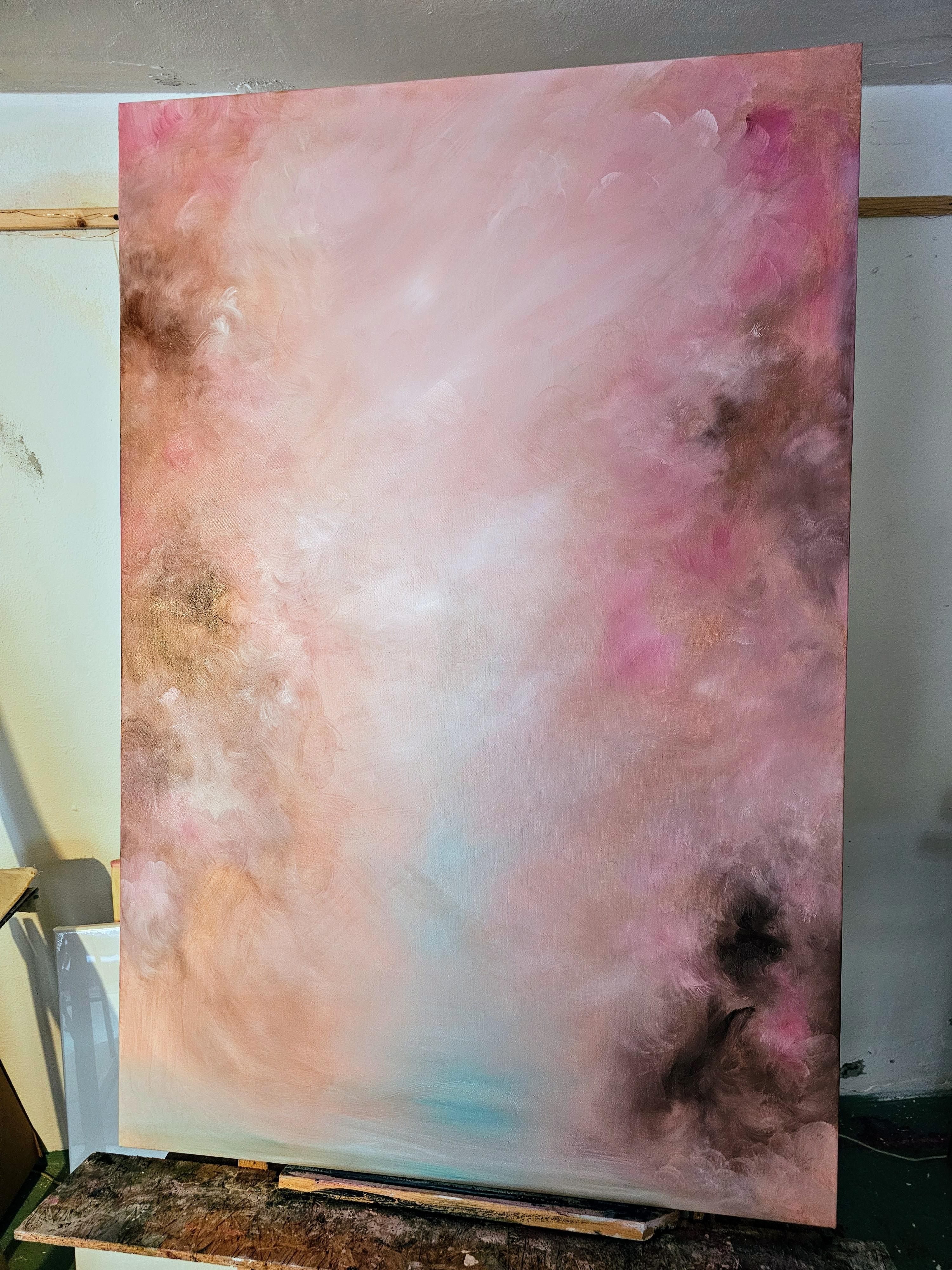 I miei pensieri tornano a te: un quadro astratto rosa caldo e oro in vendita 8