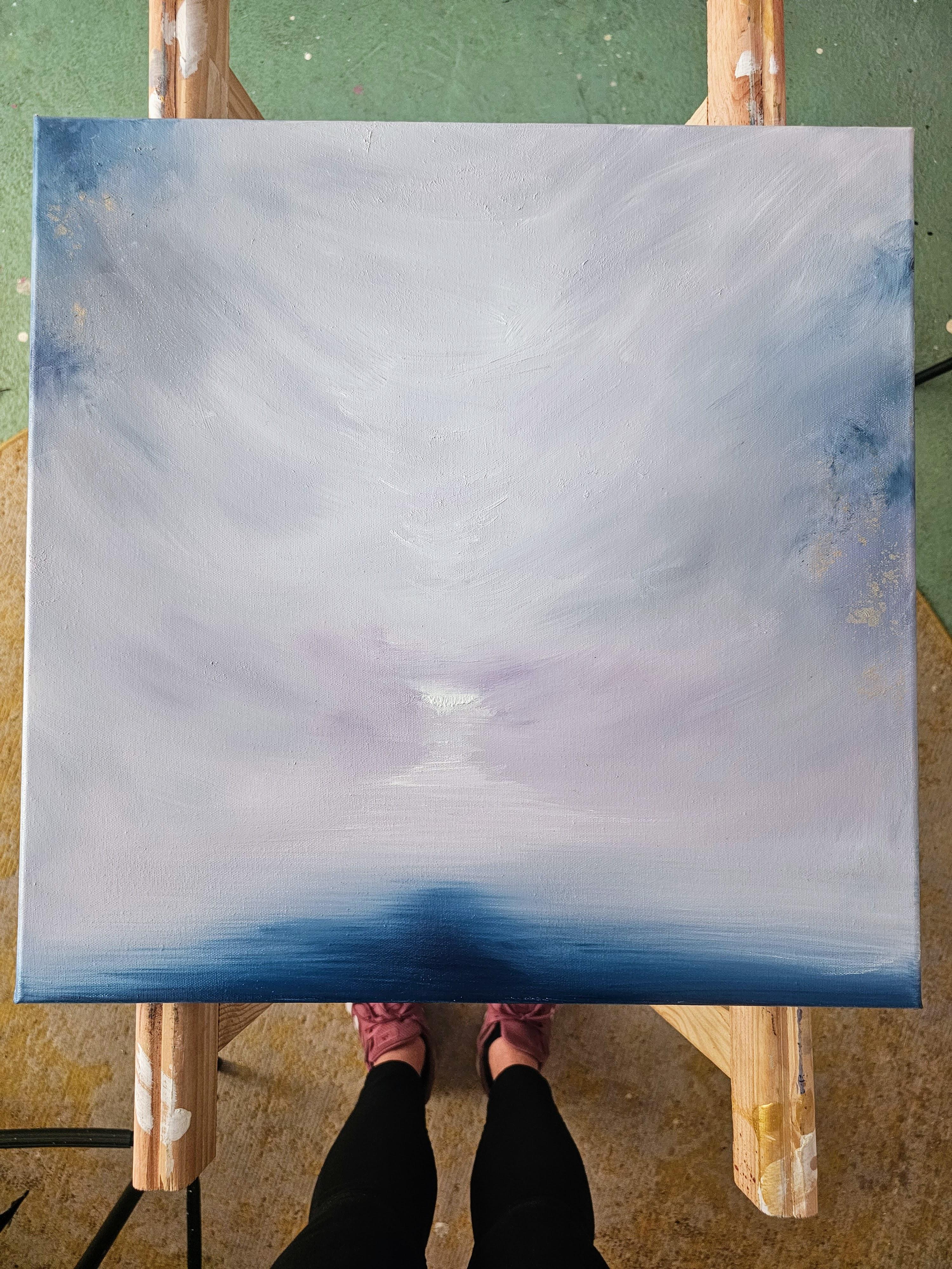 Il lago ghiacciato che si lascia andare - Quadro astratto di paesaggio marino in bianco e blu - Abstract Painting Oro di Jennifer L. Baker