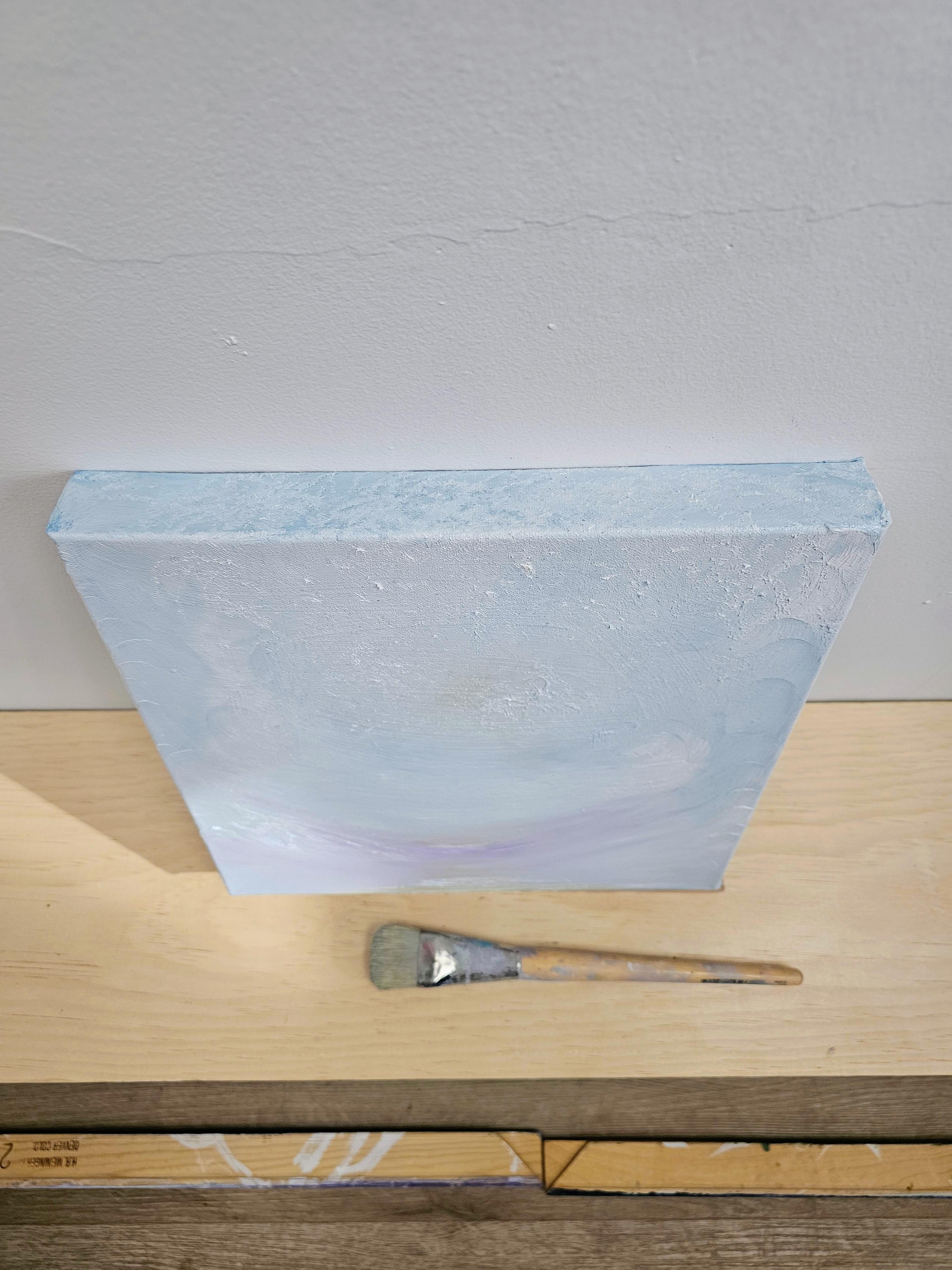 Twilight Flurry Making Me Smile - Weiße Winter abstrakte Landschaft Malerei im Angebot 6