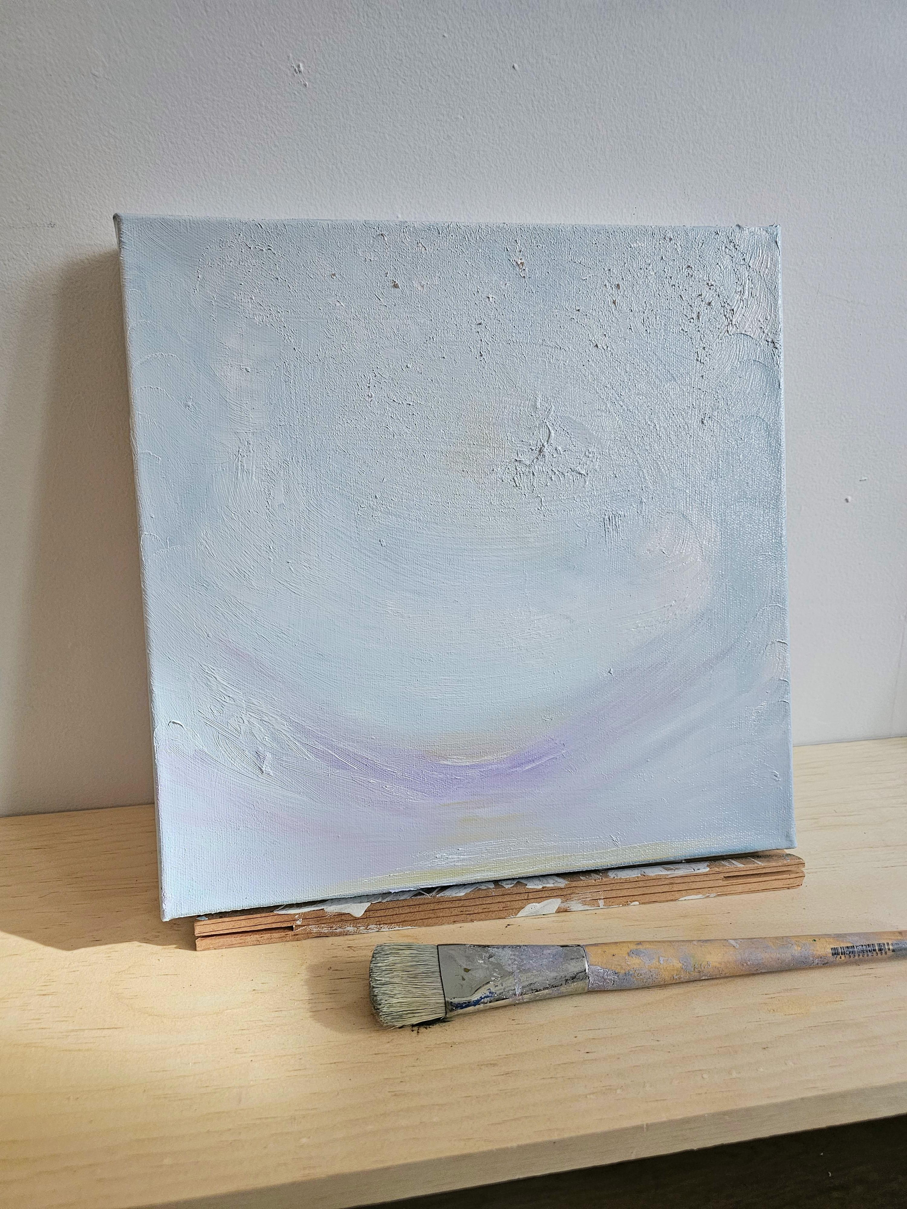 Twilight Flurry Making Me Smile - Weiße Winter abstrakte Landschaft Malerei (Grau), Abstract Painting, von Jennifer L. Baker