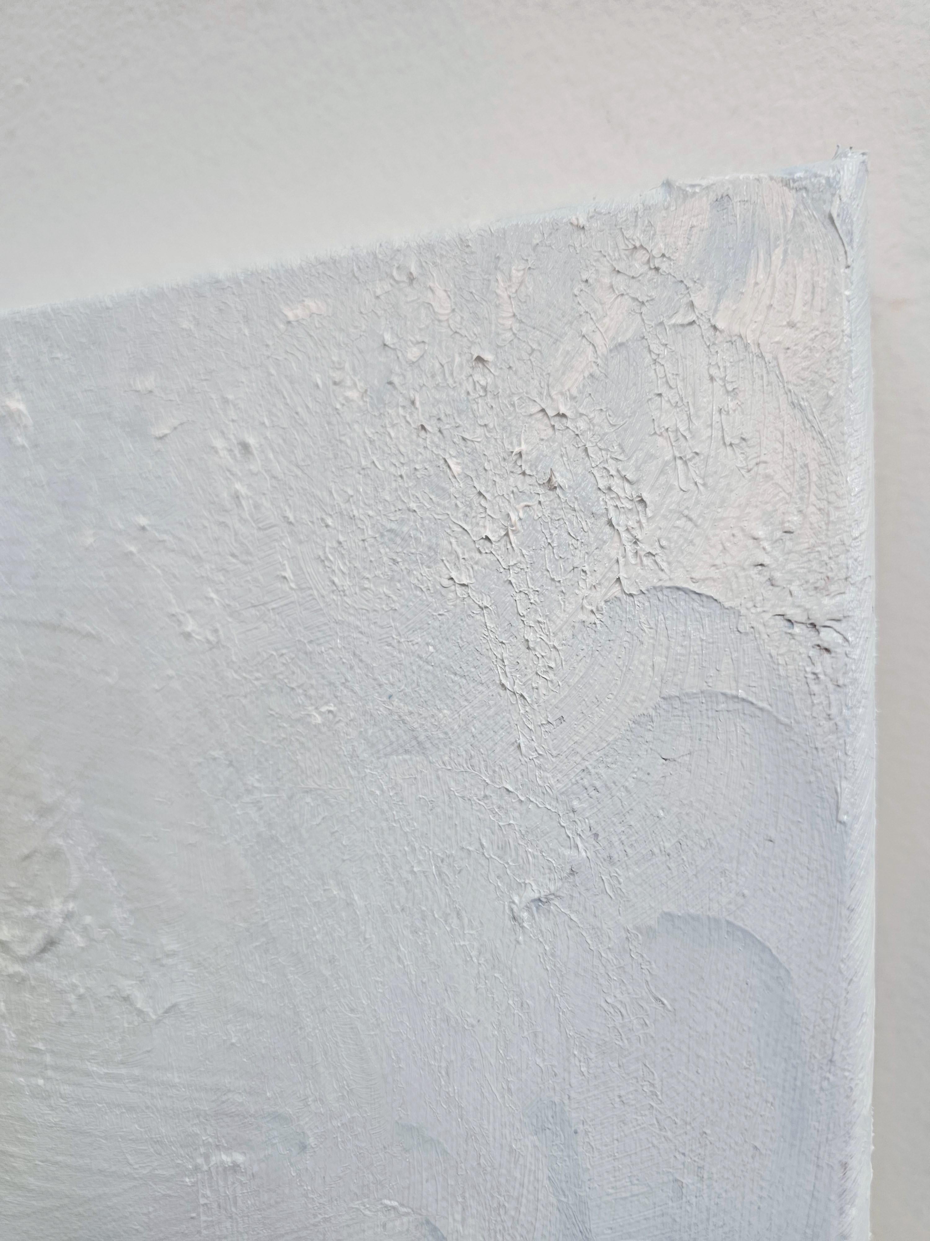 Twilight Flurry Making Me Smile - Weiße Winter abstrakte Landschaft Malerei im Angebot 3