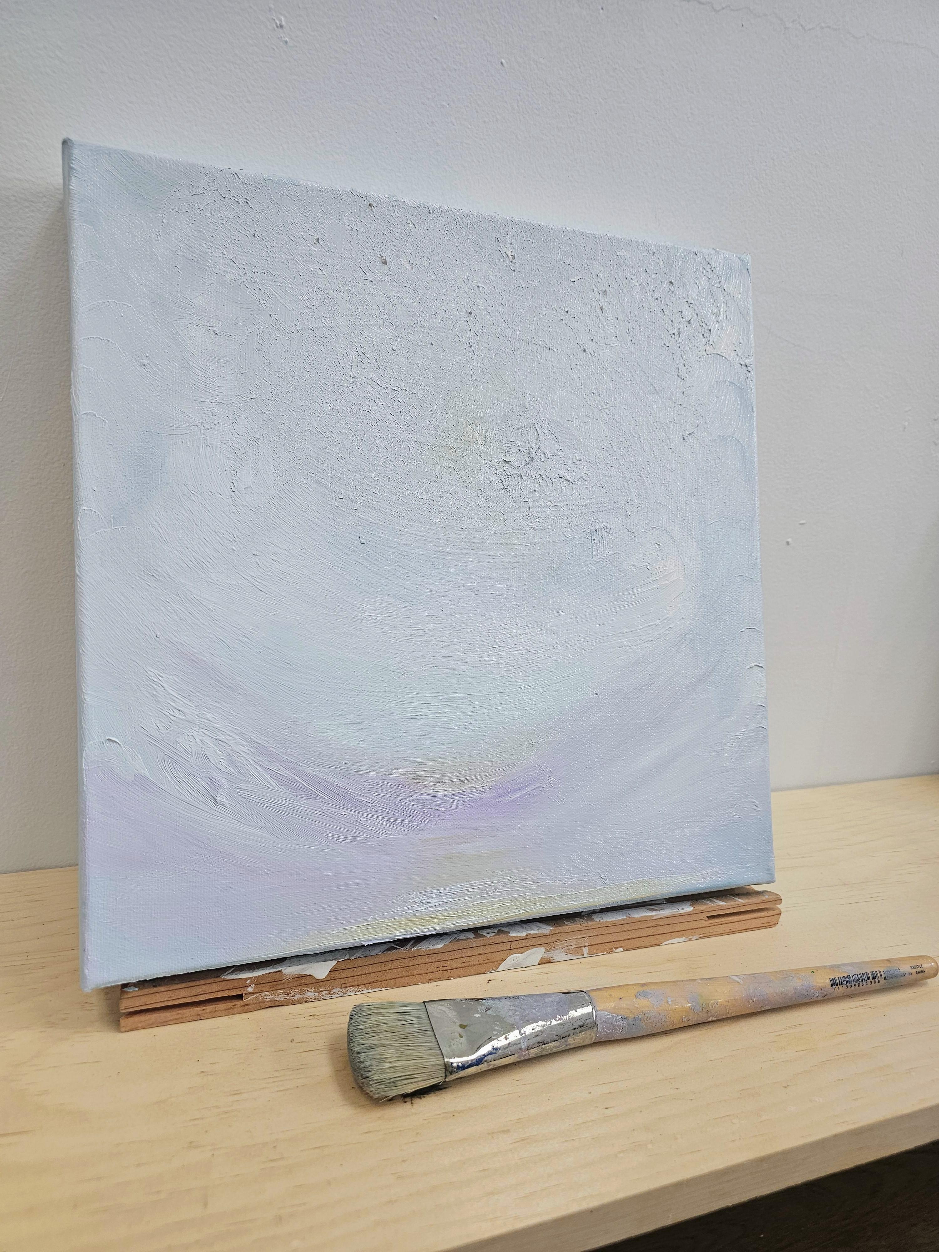 Twilight Flurry Making Me Smile - Weiße Winter abstrakte Landschaft Malerei im Angebot 4