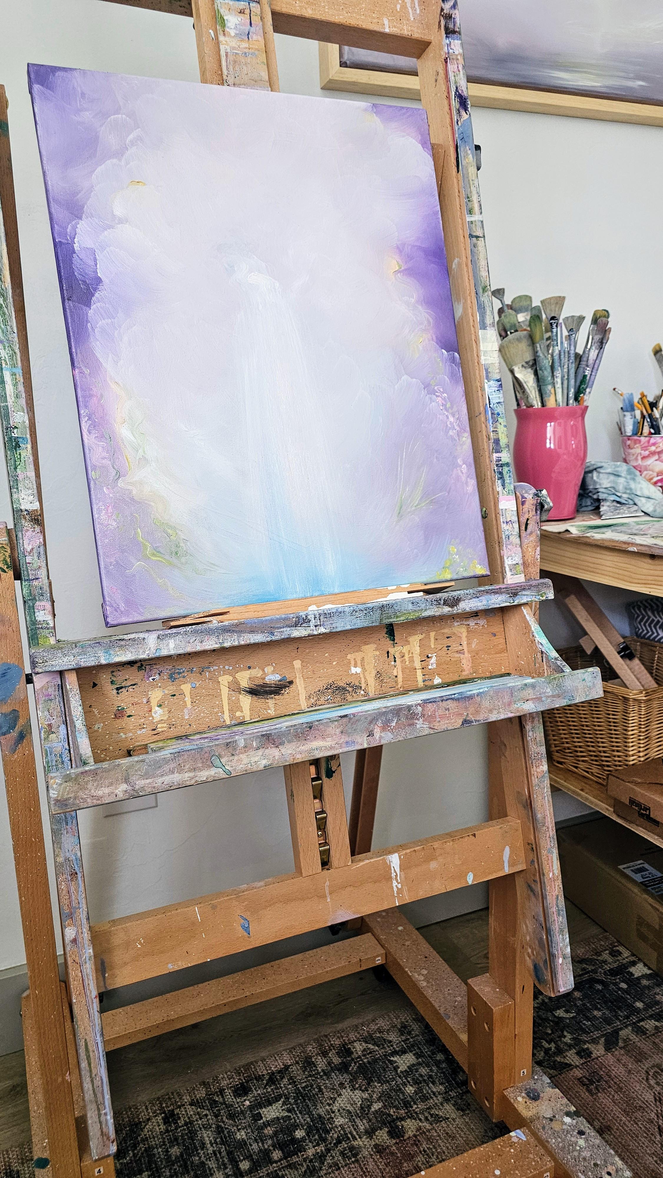 Wasser und Veilchen - Stimmungsvolles verträumtes lila/weißes abstraktes Wasserfallgemälde – Painting von Jennifer L. Baker